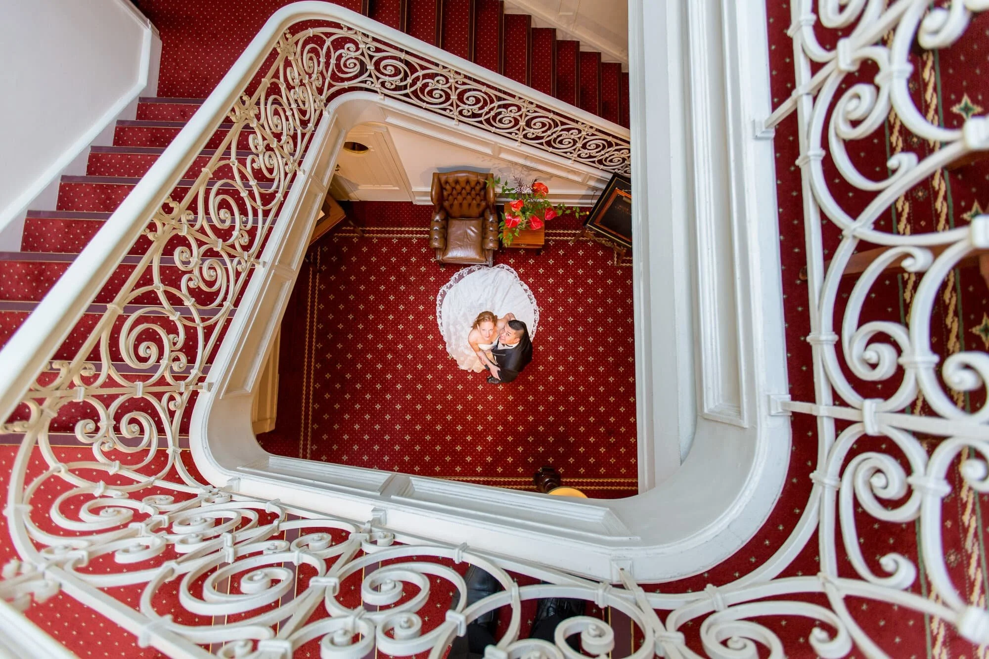Brautpaar im Treppenhaus