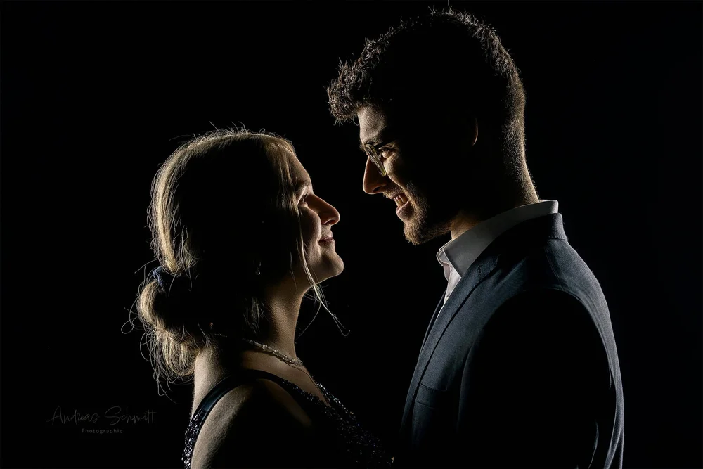 Verliebtes Paar beim Paarshooting im Studio