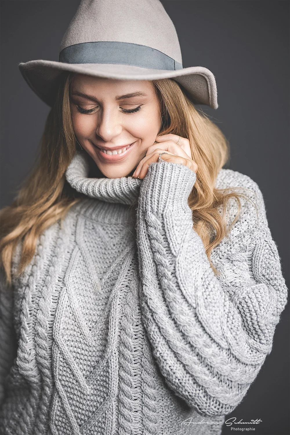 Natürliches Portrait einer jungen Frau