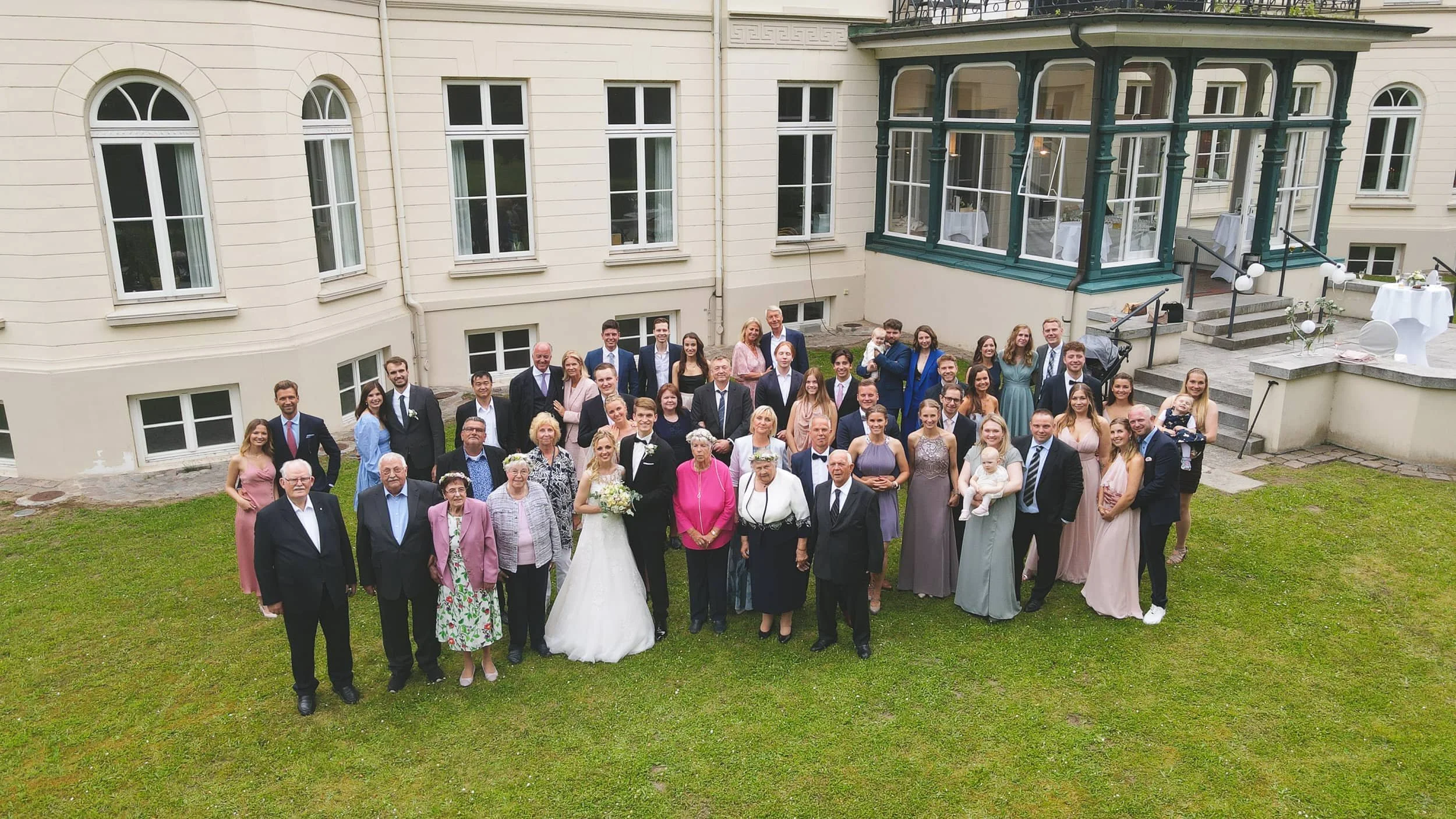 Hochzeitsgesellschaft auf einem Gruppenfoto.jpg