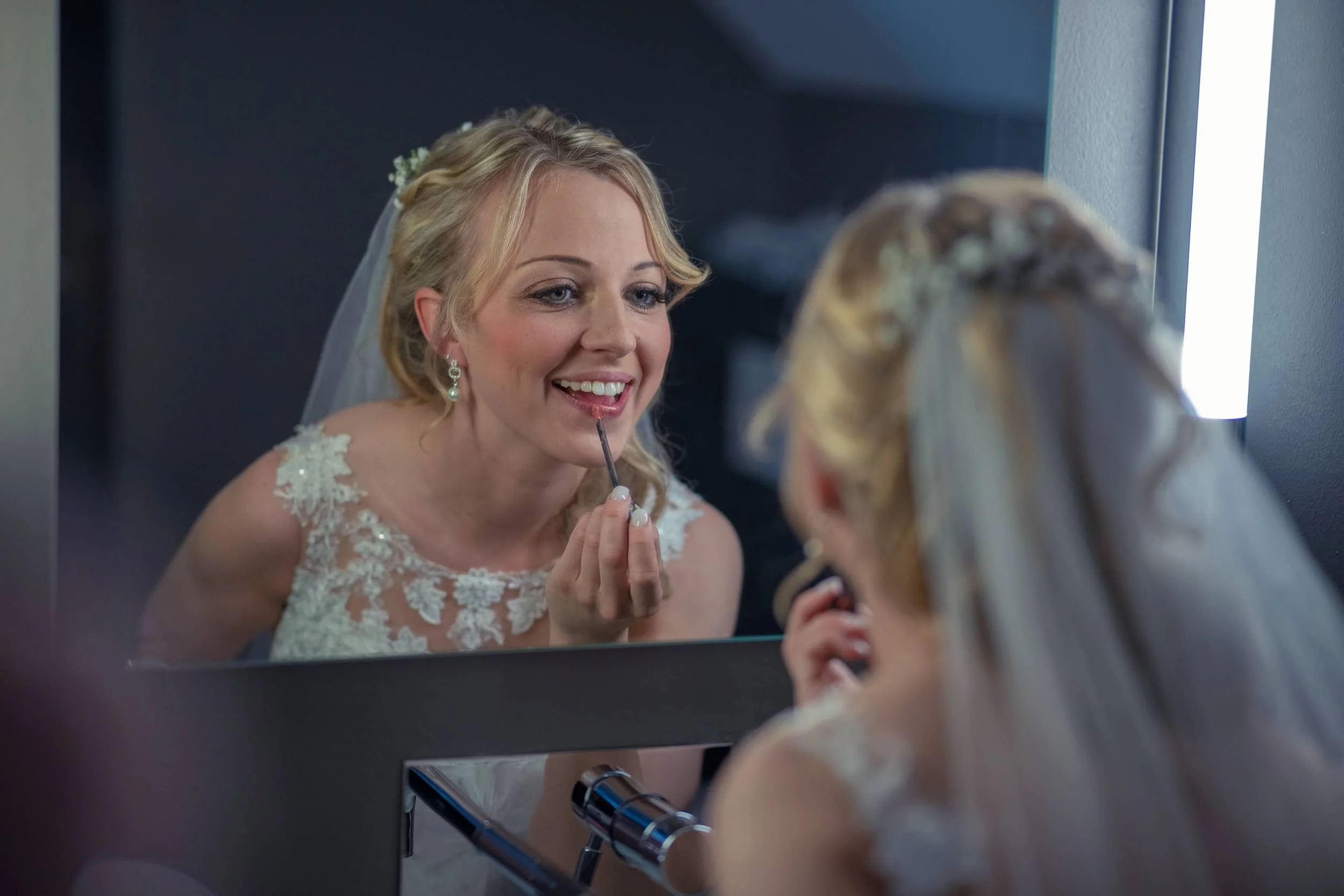 Braut beim getting ready.jpg