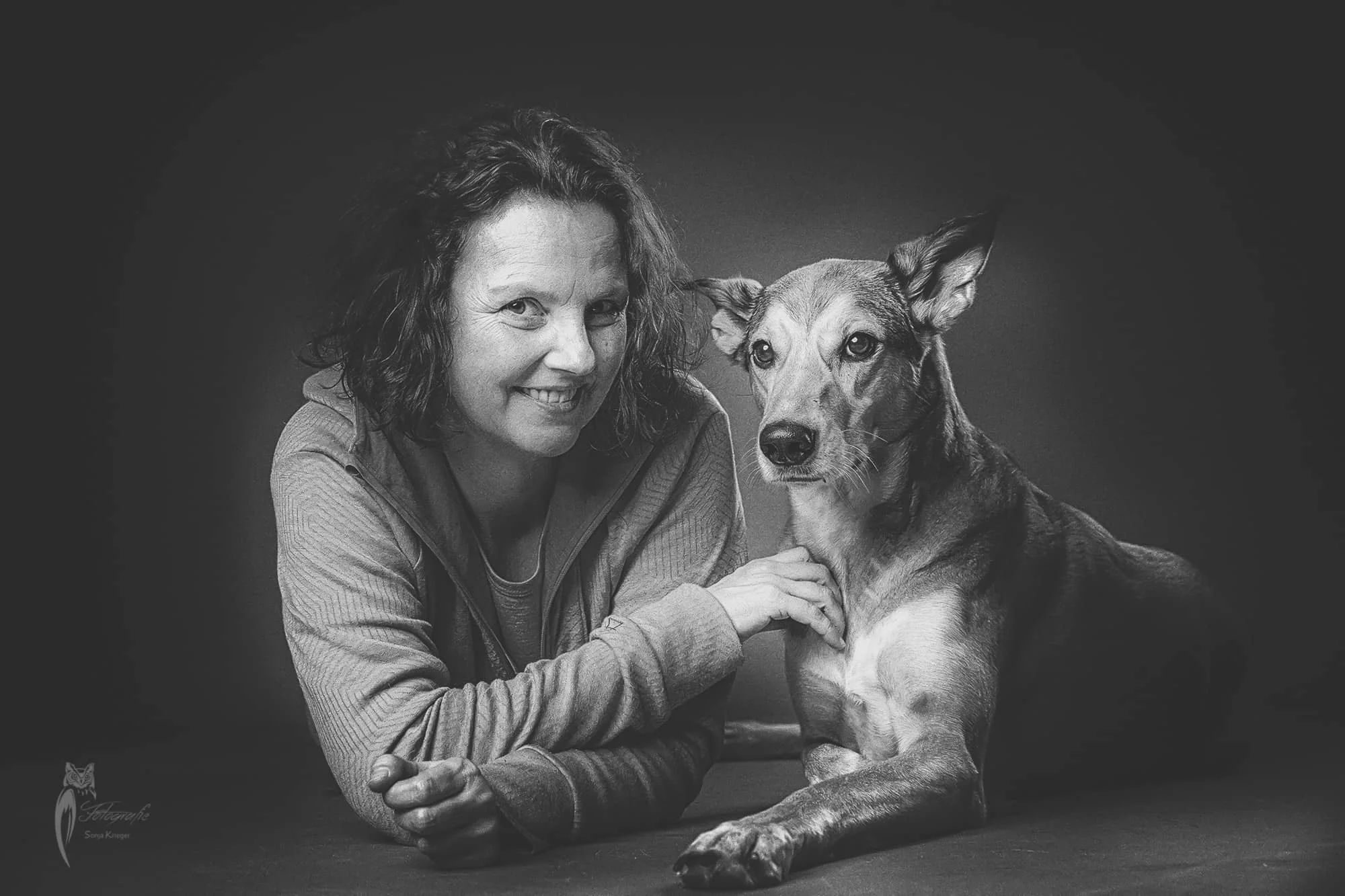 Portrait von einer Frau mit ihrem Hund im Studio.jpg