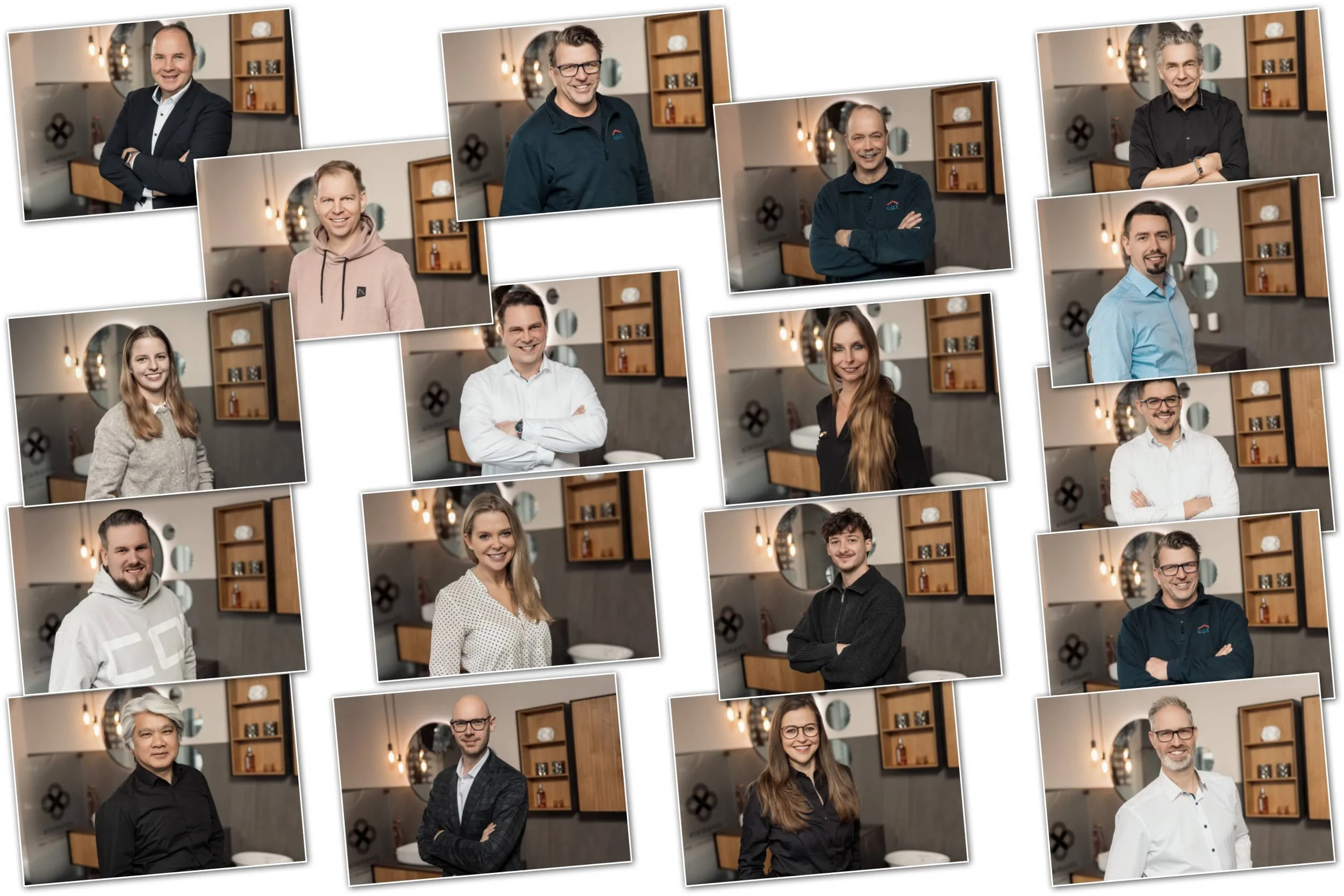 Mehrere Porträtfotos von Menschen, die lachend in einem modernen Raum mit Holzregalen und dekorativen Elementen stehen.