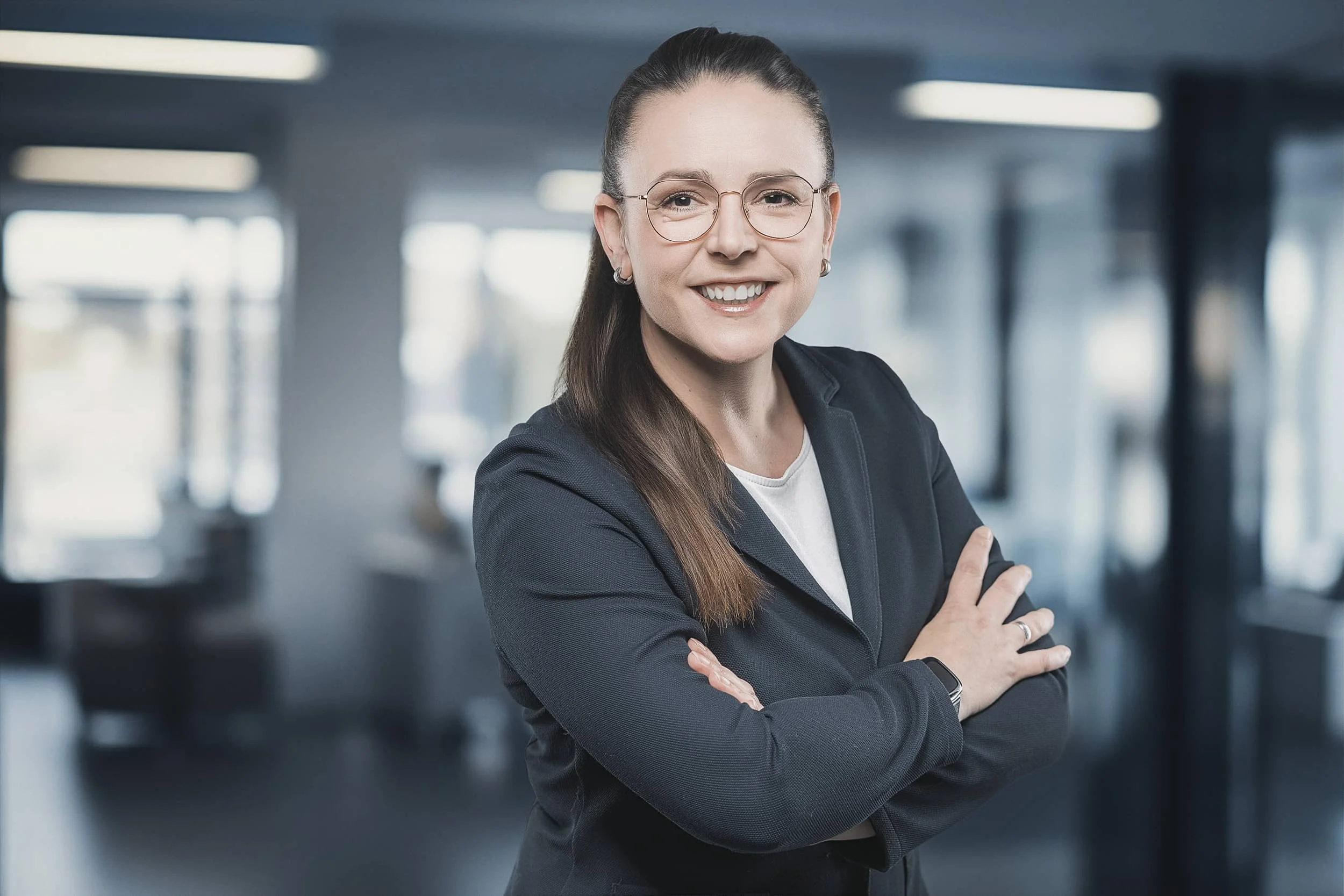 Portrait einer jungen Frau in einem Büro
