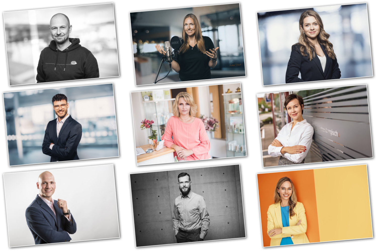 Zwei Menschen in einem Büro, ein Mann sitzt am Computer und eine Frau steht neben ihm, sie scheinen im Gespräch zu sein.