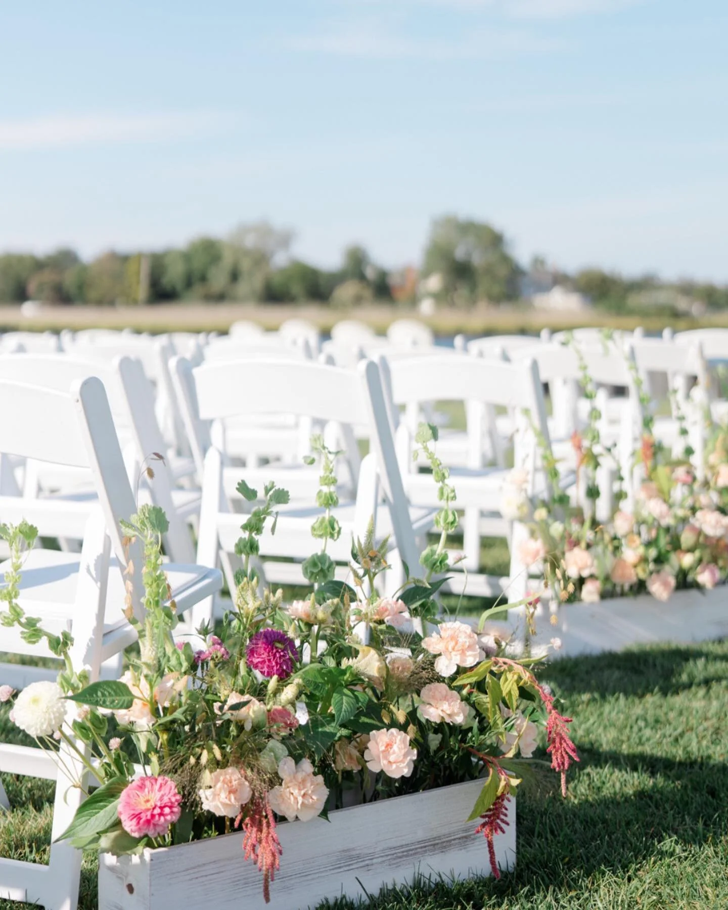 Give me all the aisle gardens…ceremony displays present endless possibilities for play with flowers. I encourage you to dream big ✨
#risingtidebotanicals #jerseyshoreweddingflorist #ladyfarmer #rumsonwedding #coastalfarming #njflowerfarm
