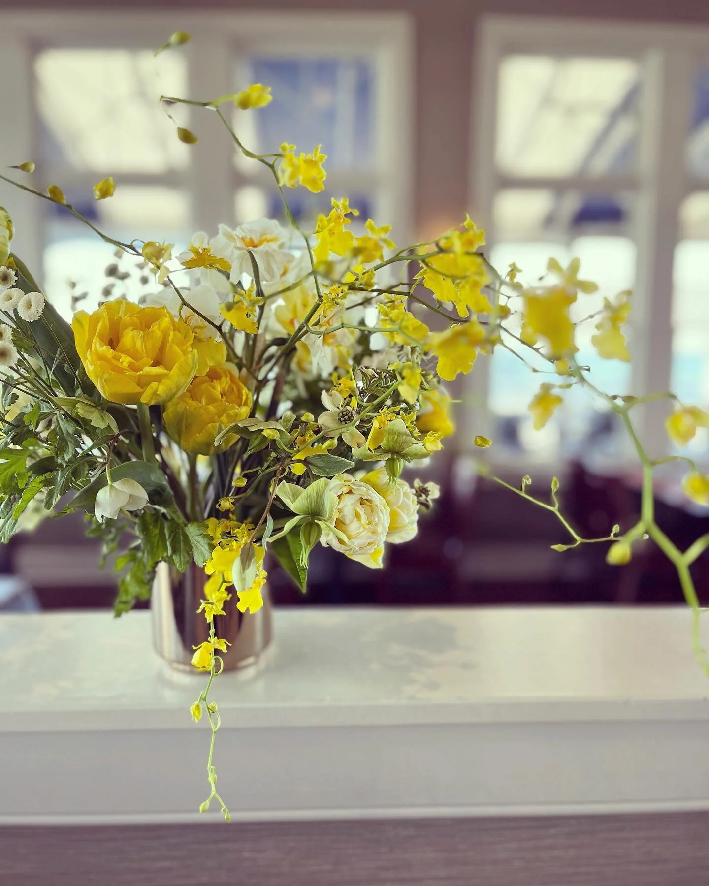 April was for yellows and truth be told I loved it. May will bring all the blues & lilac shades. Can’t wait for our lavender wedding coming up soon!!!
#risingtidebotanicals #birthdayflowers #springflowers #momswhofarm #coastalfarming