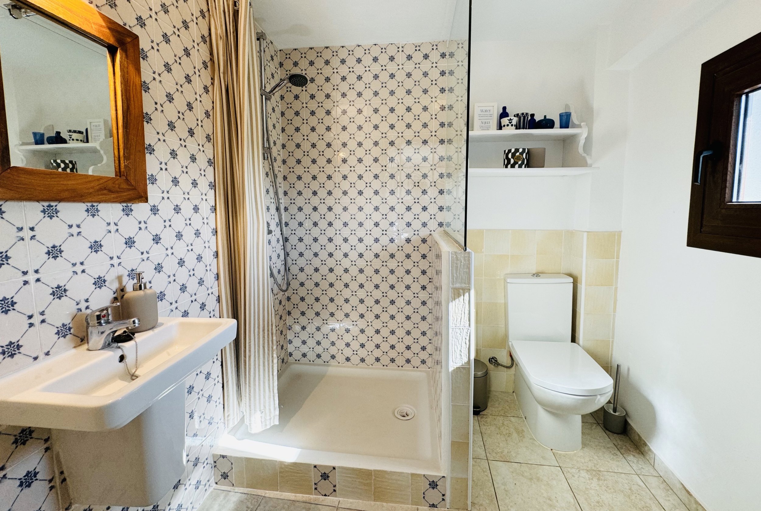 Almond-Hill-House-Wisteria-Bathroom-wide.jpeg