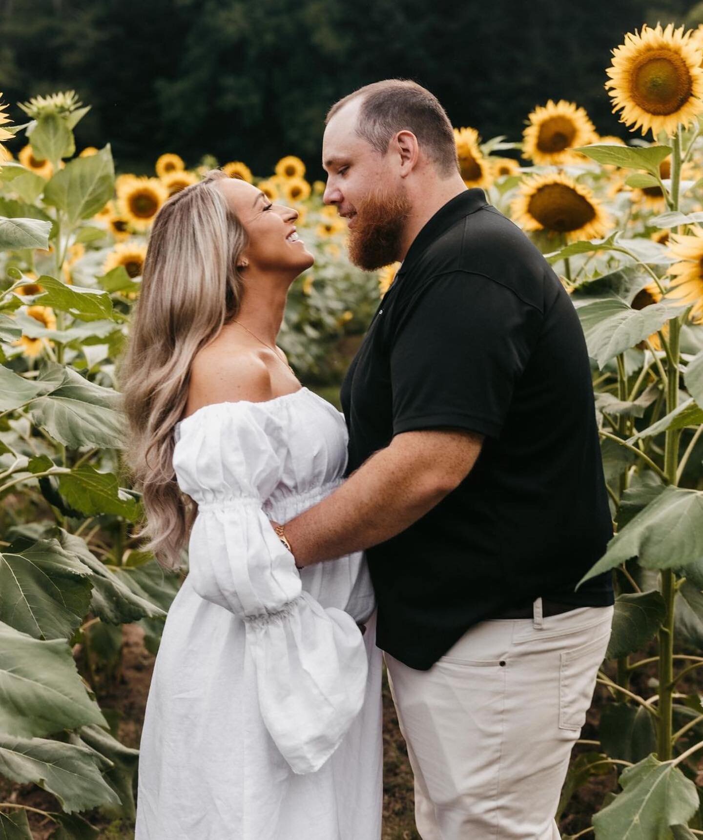 We&rsquo;re basically a @nicolejcombs fan page at this point which makes sense cause we&rsquo;re this mommas biggest fan!💞
📸Beautiful maternity portraits by @angelinaoliva
💁🏼&zwj;♀️Hair color, extensions &amp; style by @sweetmelissaxo 
💄Makeup b