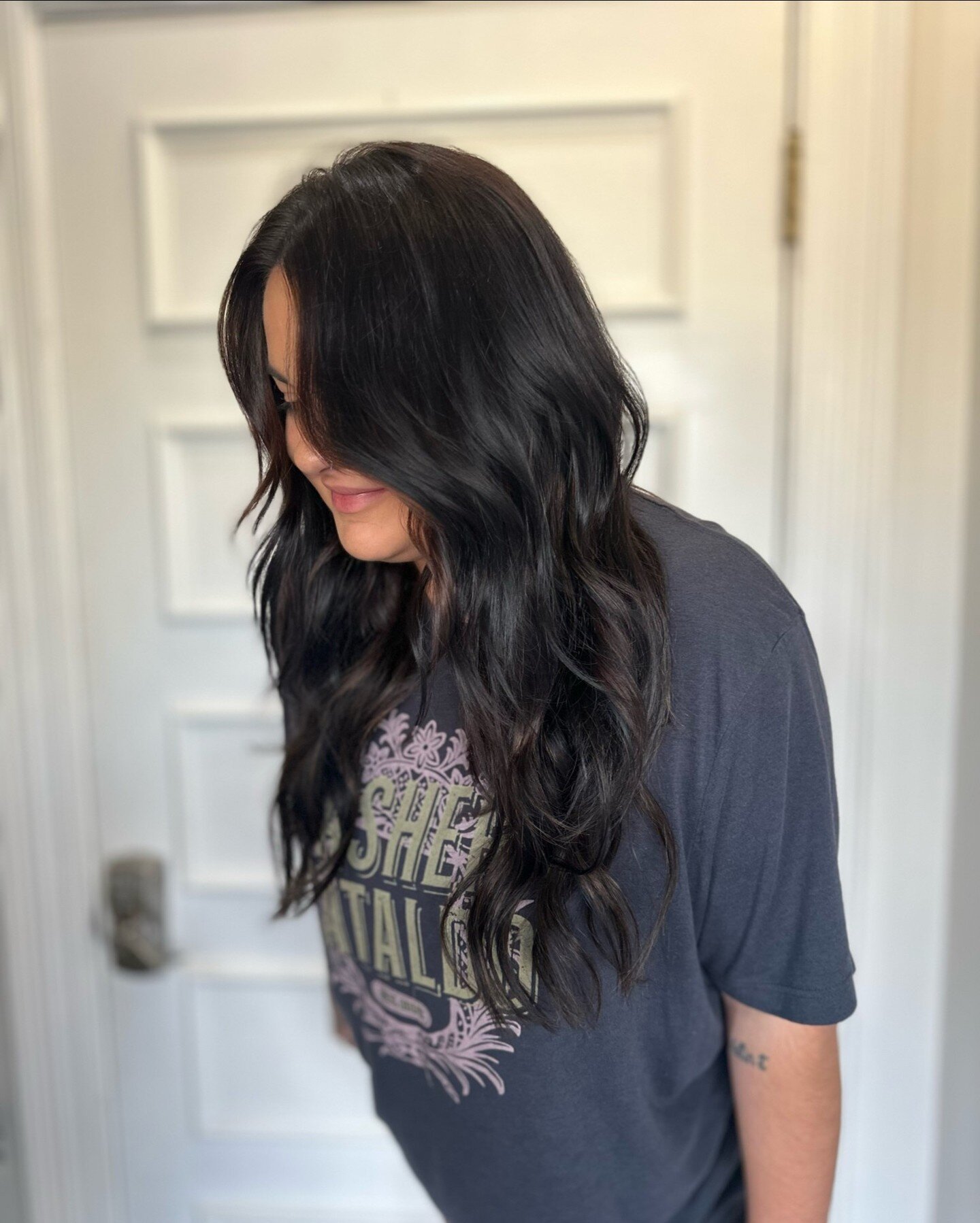 🍂 Ready for a Fall Hair Transformation? 🍂

This dark-haired beauty is bringing all the autumn vibes! Are you ready to switch up your look for the season? Whether it's a fresh cut, a stunning new color, or some gorgeous extensions, we've got you cov