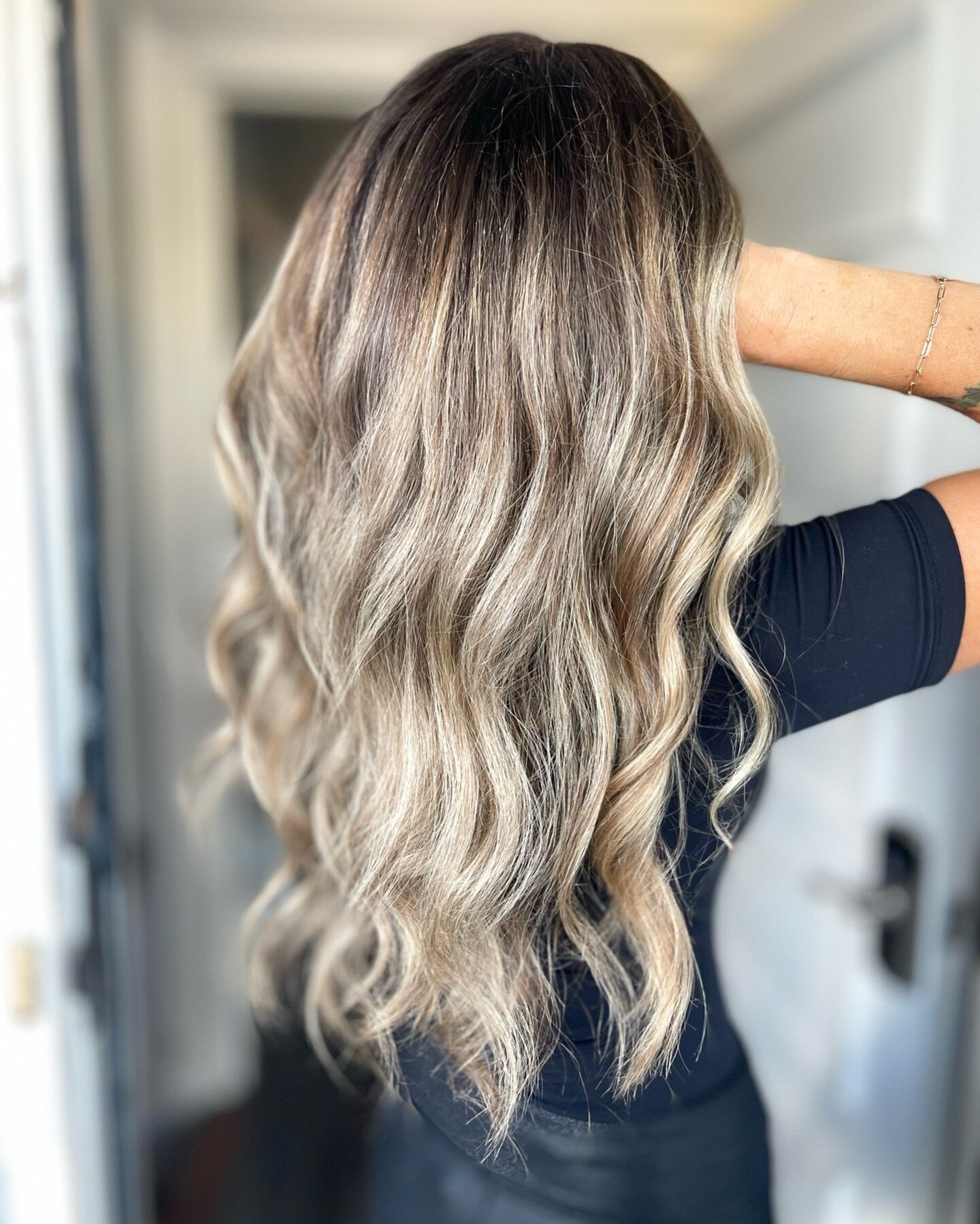 Let's take a moment for our lived-in blondes! We can't get enough of this look. 

This appointment was so much fun and turned out fabulous. 🤍

Color + Style by: @sweetmelissaxo

&bull;
&bull;
&bull;

#livedinblonde #blonde #nashvillesalon #sweetmeli