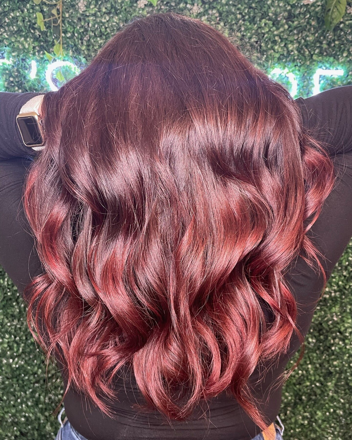 A throwback to this stunning deep red hair transformation! This is the perfect fall vibe that still gives us all the cozy feels! 🍂

Major kudos to @morganbiroc.hair for the incredible cut, color, and style! Swipe to see the before. 

Ready to book y