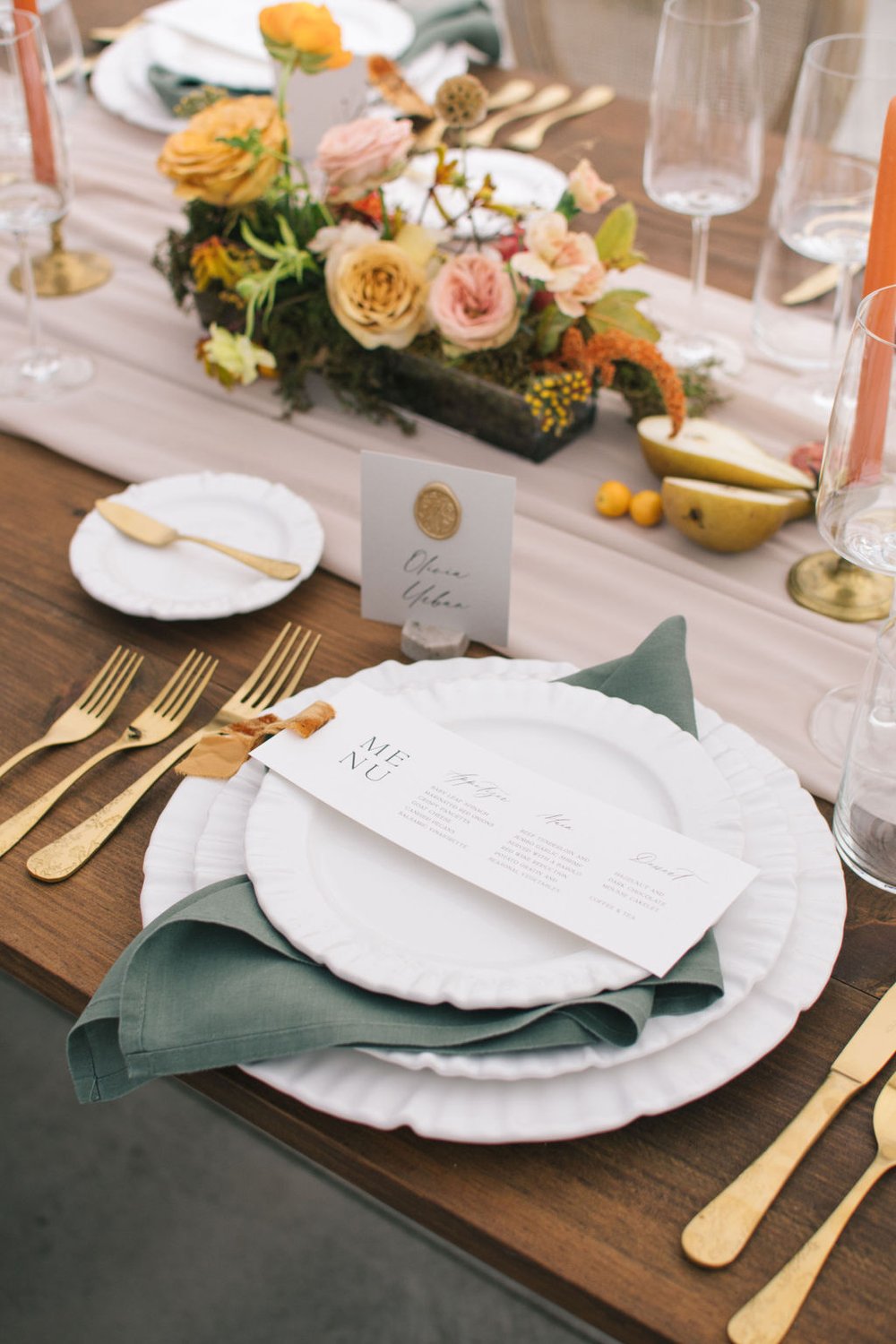 New world inspired tablescape with gold cutlery, modern glassware, tulle dinnerware, and fall inspired floral colour palette at Wakefield Estate.