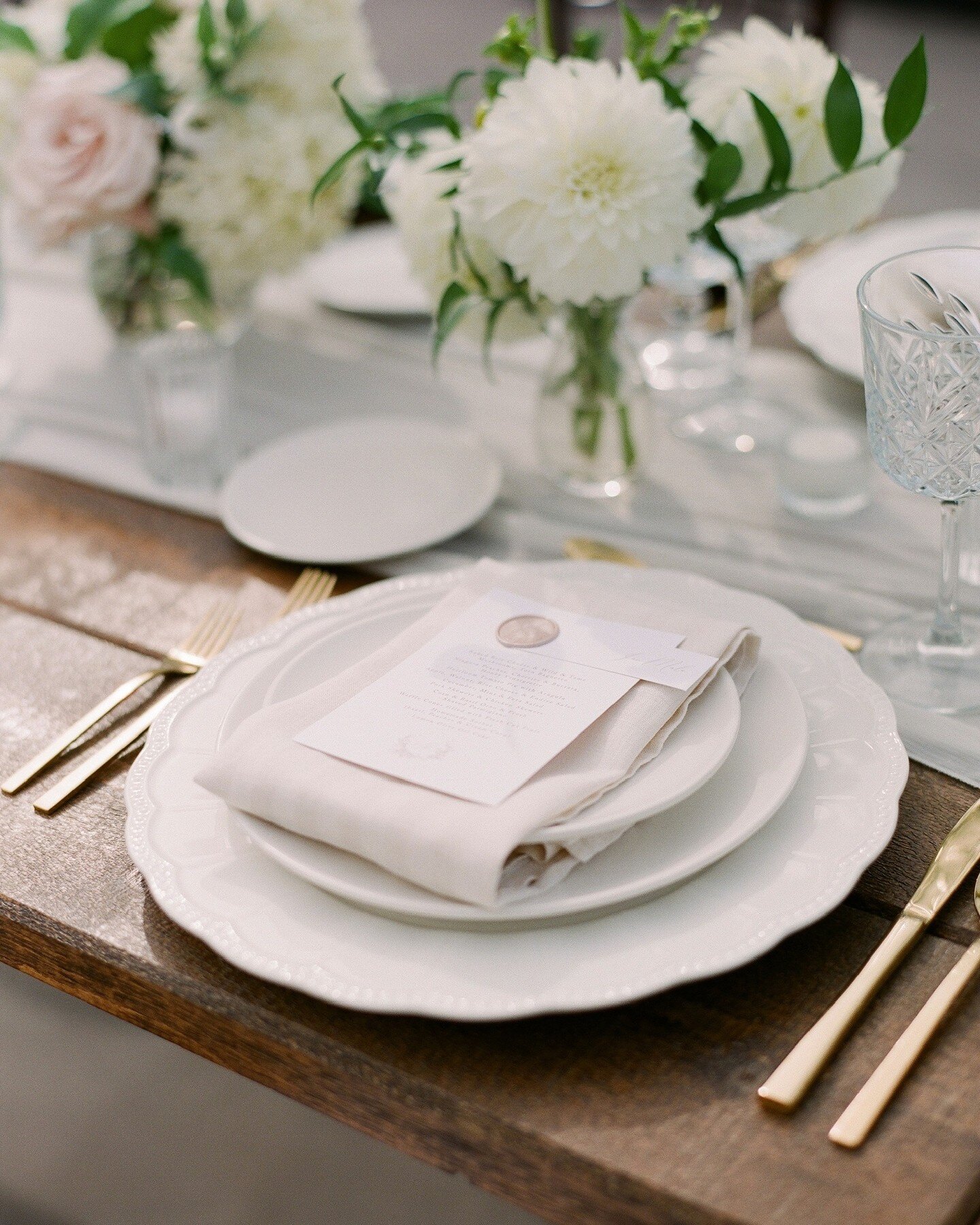 Creating beautiful place settings for a wedding tablescape is a wonderful way to add elegance and personalization to the reception. Here are some elements to consider when designing your place settings:

- Chargers come in a variety of materials such