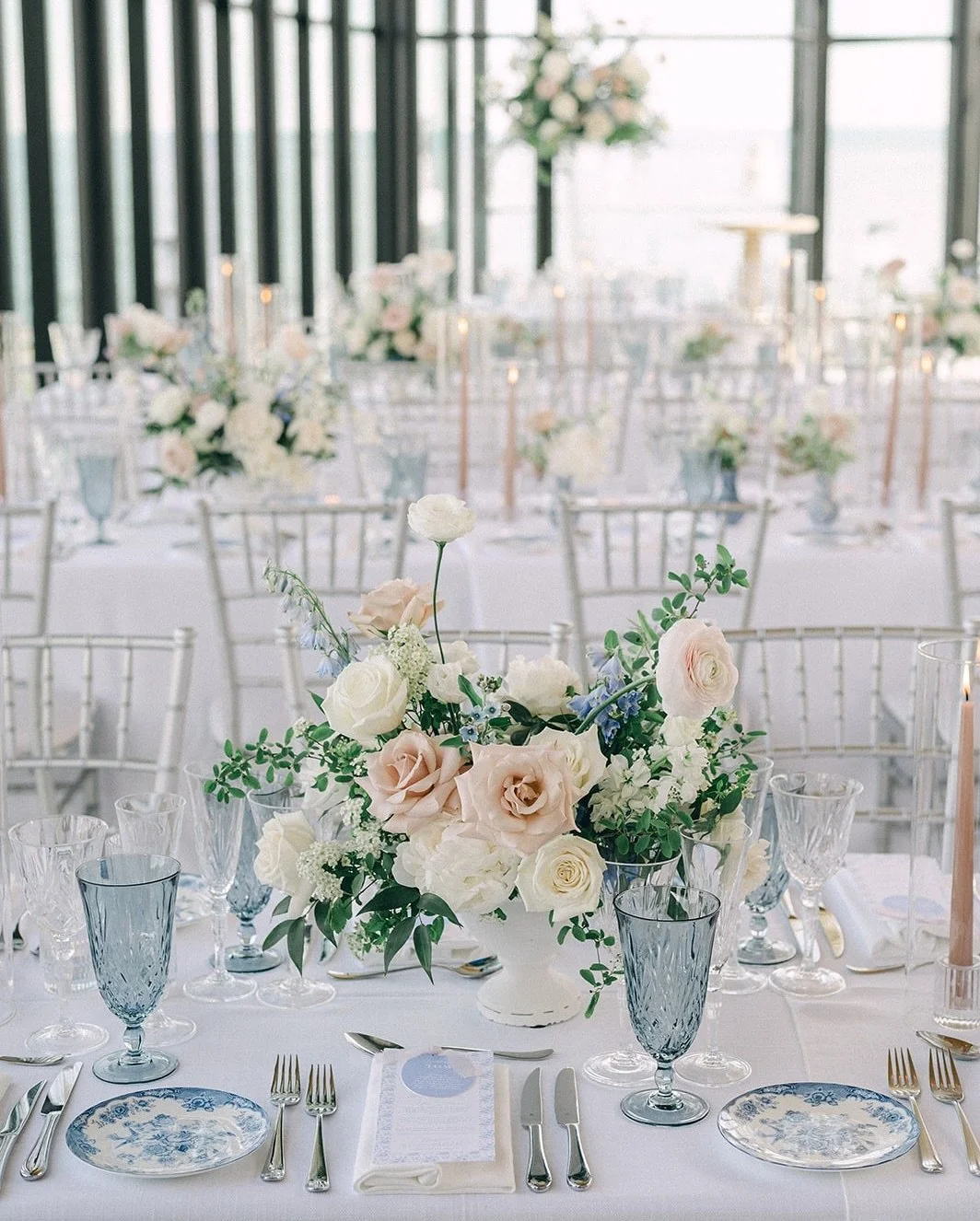 Trends may come and go, but timeless colours will forever hold their beauty. Choosing a classic palette means your day is celebrated in a way that will never feel dated! ✨

Full Planning + Design: @lindsayplankevents⁠
Reception Venue: @spencers_water