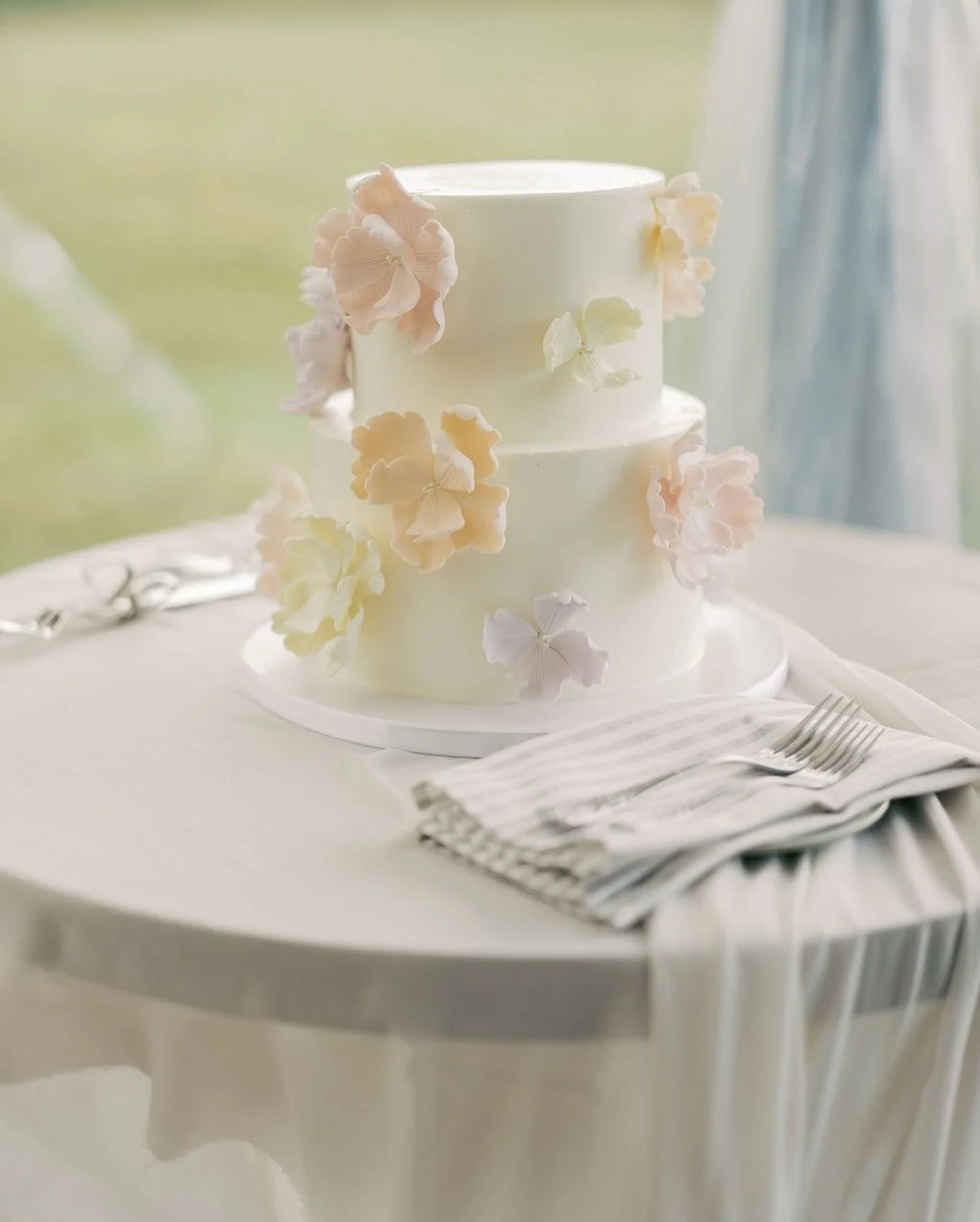 K+I&rsquo;s cake felt like the perfect reflection of the day: timeless, elegant, effortless, and filled with quiet romance ✨

Full Planning &amp; Design: @lindsayplankevents
Venue: @kurtzorchardsweddings
Photography: @elizabethinlove
Video: @brubache