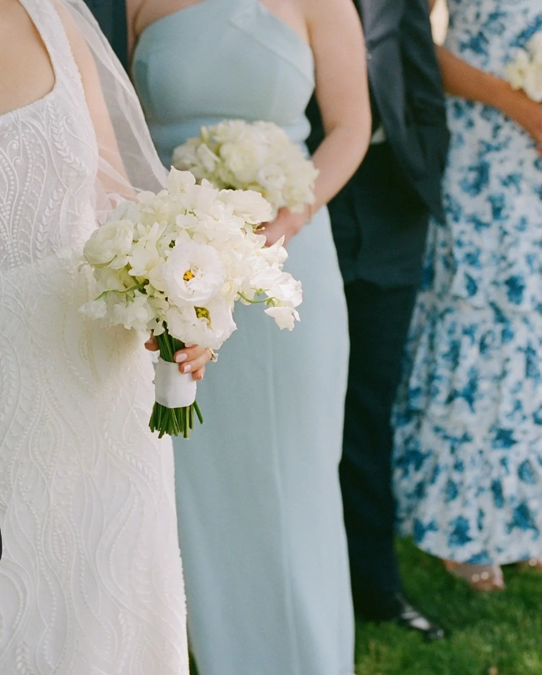 There is something so incredibly romantic about a dainty, monochromatic bouquet. For this wedding party, we went with crisp whites and soft textures.

Petite for the bride and even more minimal for the bridesmaids to create a cohesive, clean aestheti