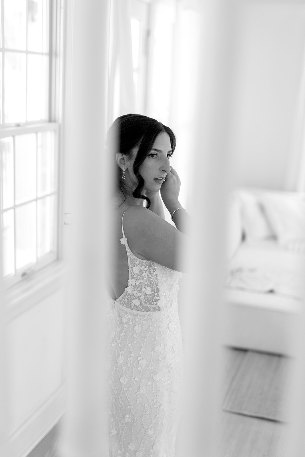 Bride getting ready at Willowfarm House in NOTL, before their Jewish inspired wedding ceremony at The Hare Wine co. 