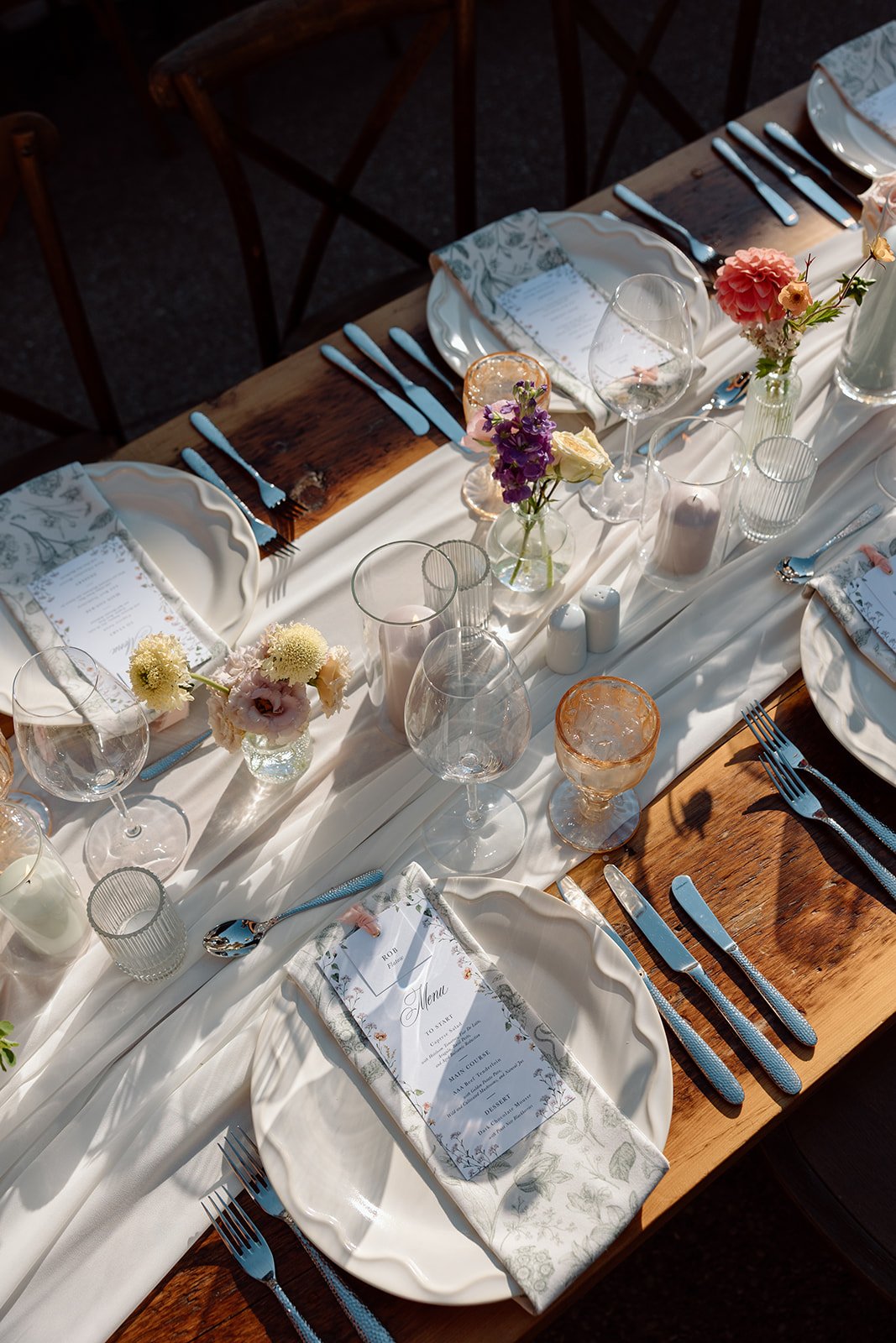  Overhead view of an elegant summer wedding table setting at a Niagara winery venue, The Hare Wine Co. 