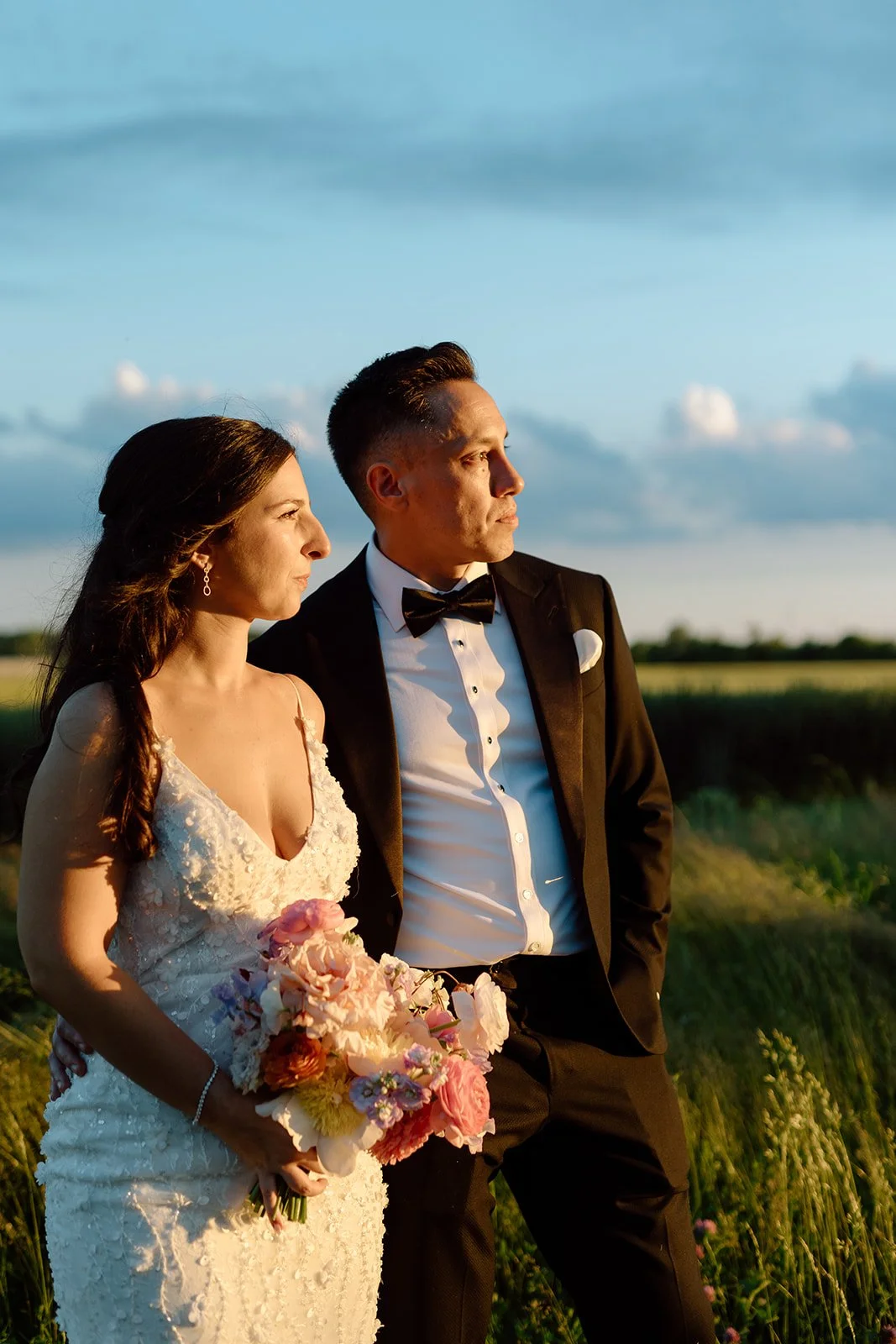  Candid golden hour wedding photos in a Niagara vineyard field. 