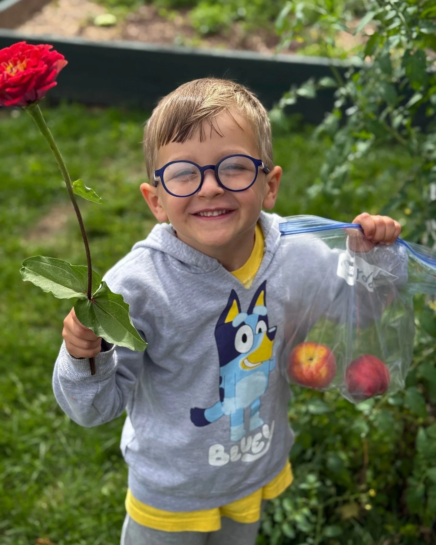 Midway through Session 10 and we&rsquo;re just getting started! 🌲
From creating masterpieces with things found in the woods🎨, to hanging with the chickens🐓 and getting our steps in on the trails!🌳 This week&rsquo;s been full of good vibes, fresh 