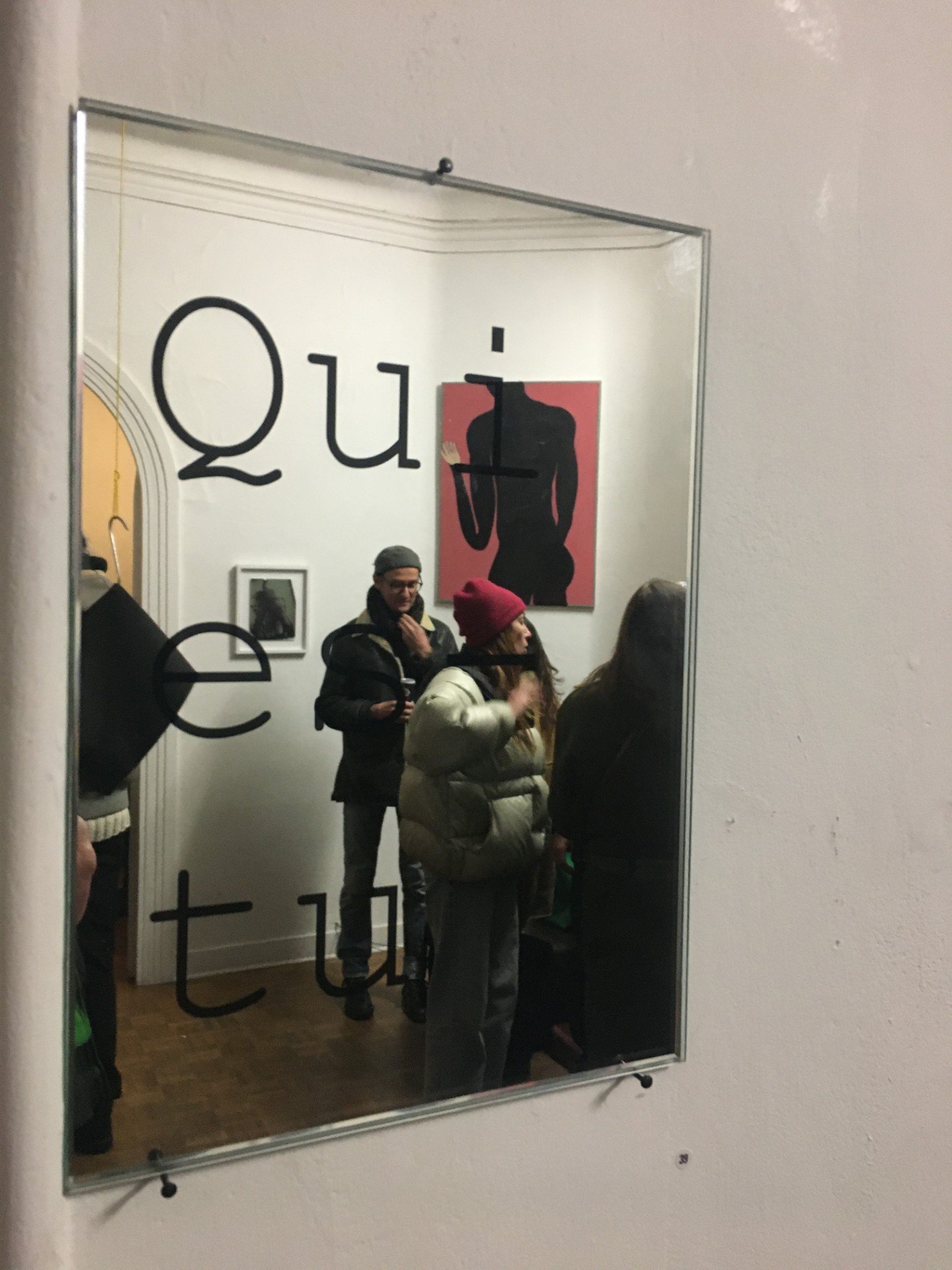 "Qui es-tu", I-T sur miroir, A4, exposition collective "Hello, is it me you're looking for?", Marseille, janvier 2026