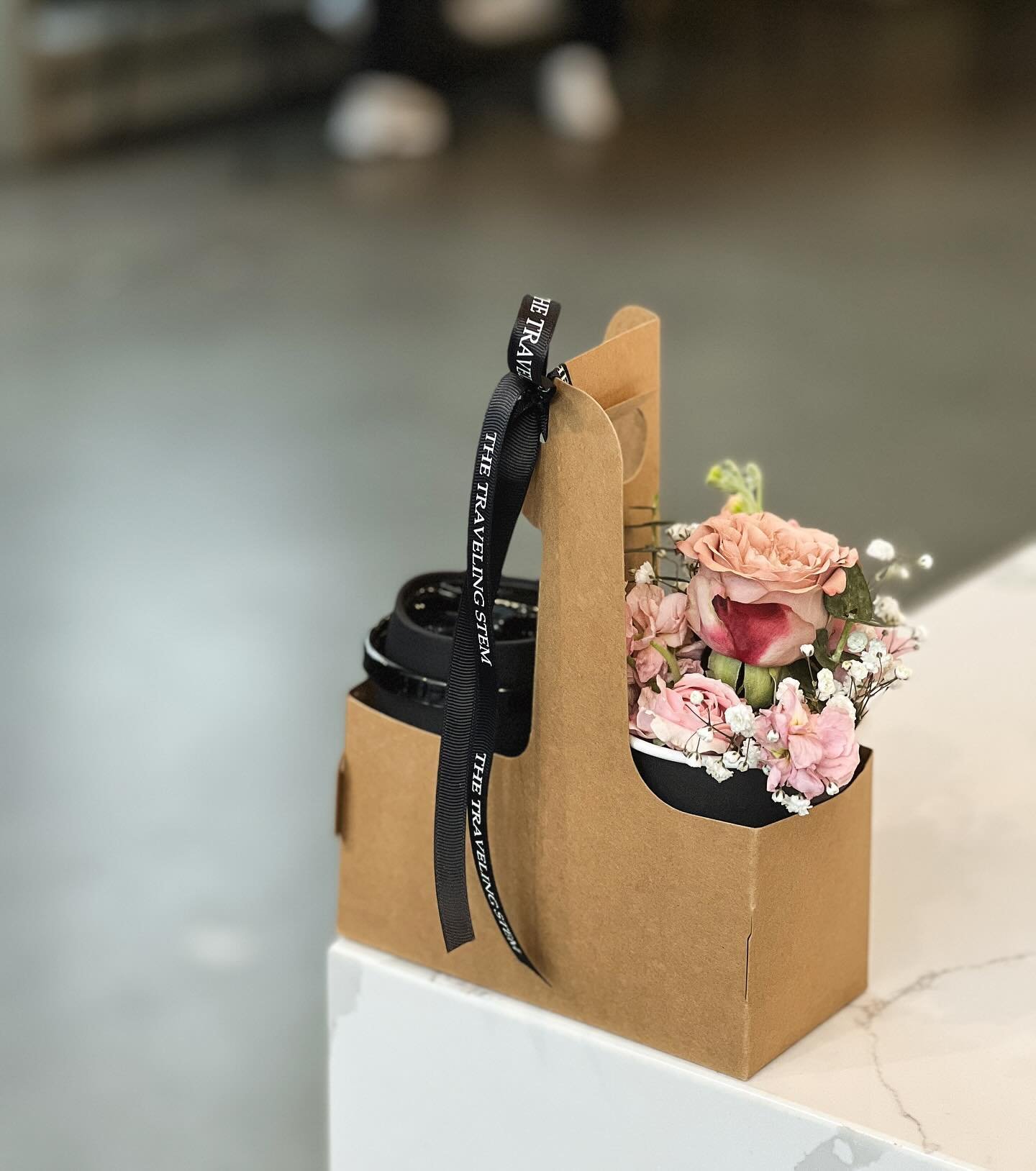 🌹✨ Elevate your Valentine&lsquo;s Day with our enchanting collaboration with @thetravelingstem! 

🌸 1 small flower arrangement paired harmoniously with a drink of your choice for only $28 per set. Pick up will be available on both 2/11 (Sunday) and