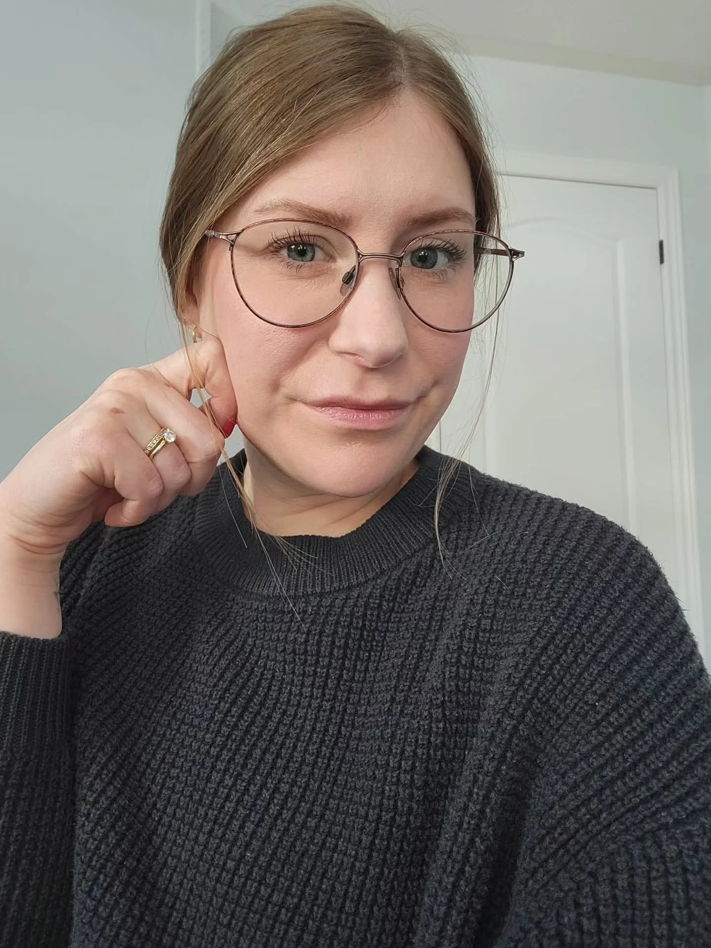 Here's a selfie I took a few months ago on a morning where I had my sh*t together. 

Now, let's talk about morning routines, and the difference between what we see online vs. reality. 

Some mornings before sessions feel slow and grounded. I walk my 