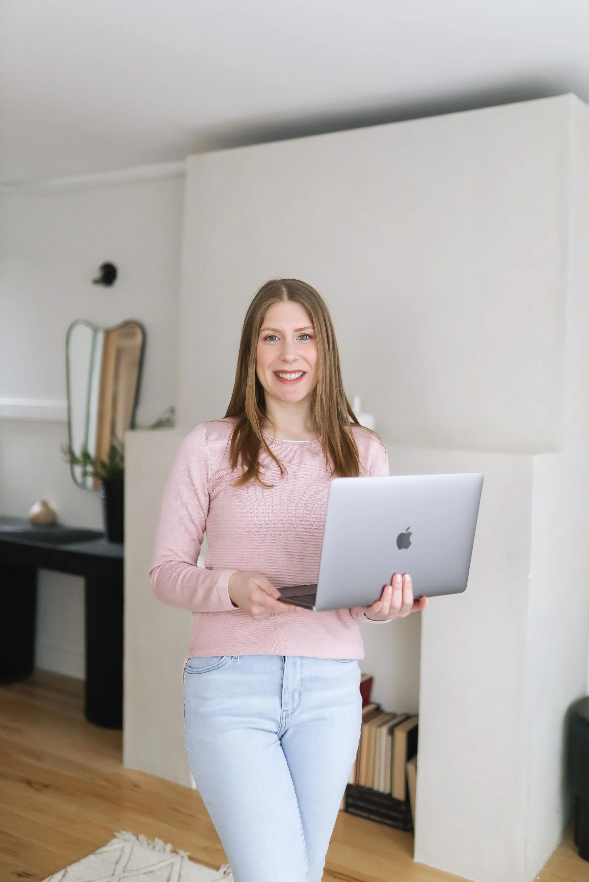 Kate Bailey, MSW, RSW, providing virtual therapy for women in Ontario struggling with people-pleasing, anxiety, and perfectionism.