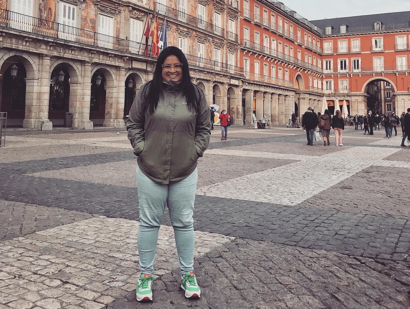 Adriana Herrera sonriendo en plaza mayor en Madrid