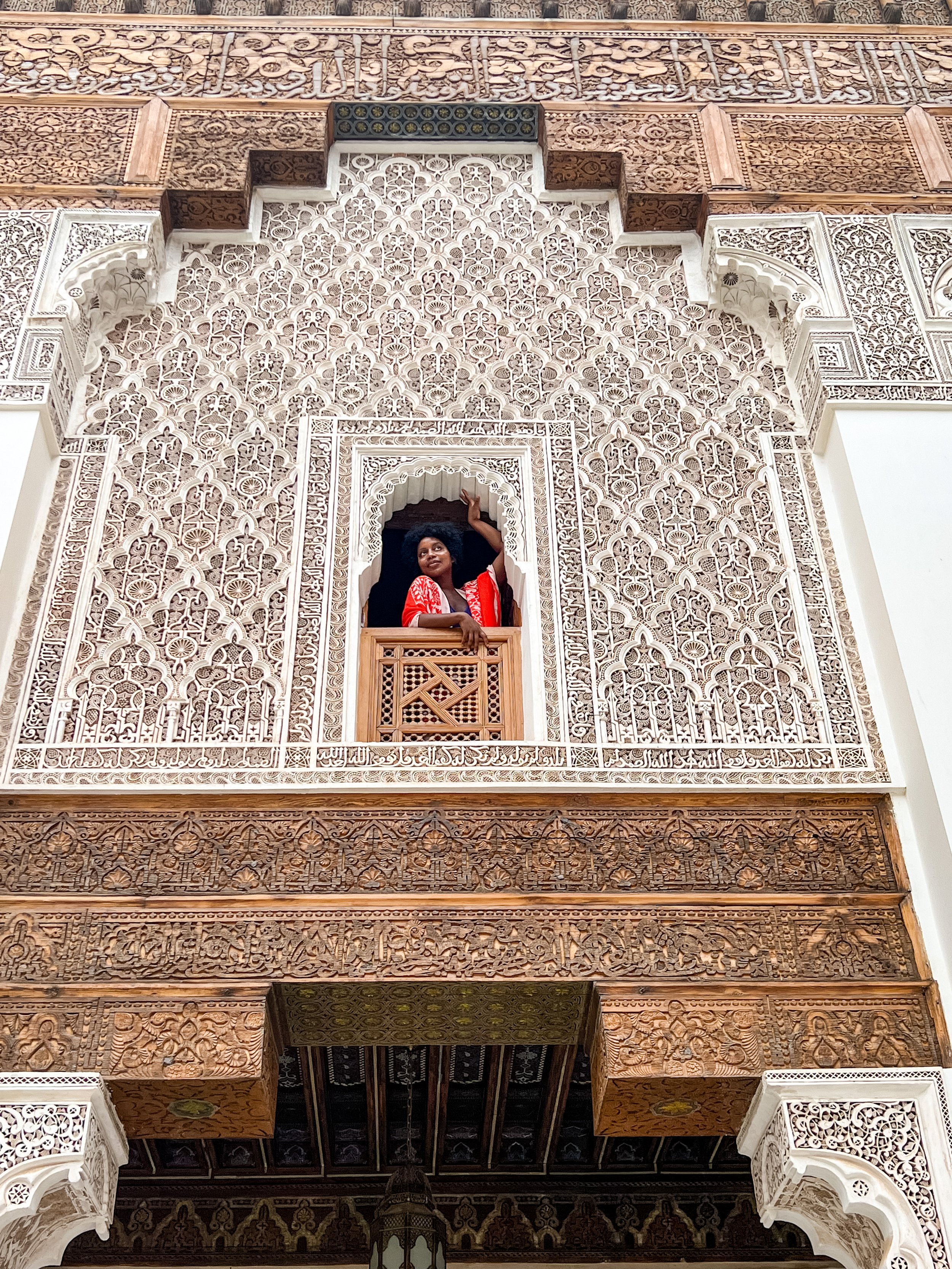 Lindsay viajando sola con Greether en Ben Youssef Madrasa, Marruecos
