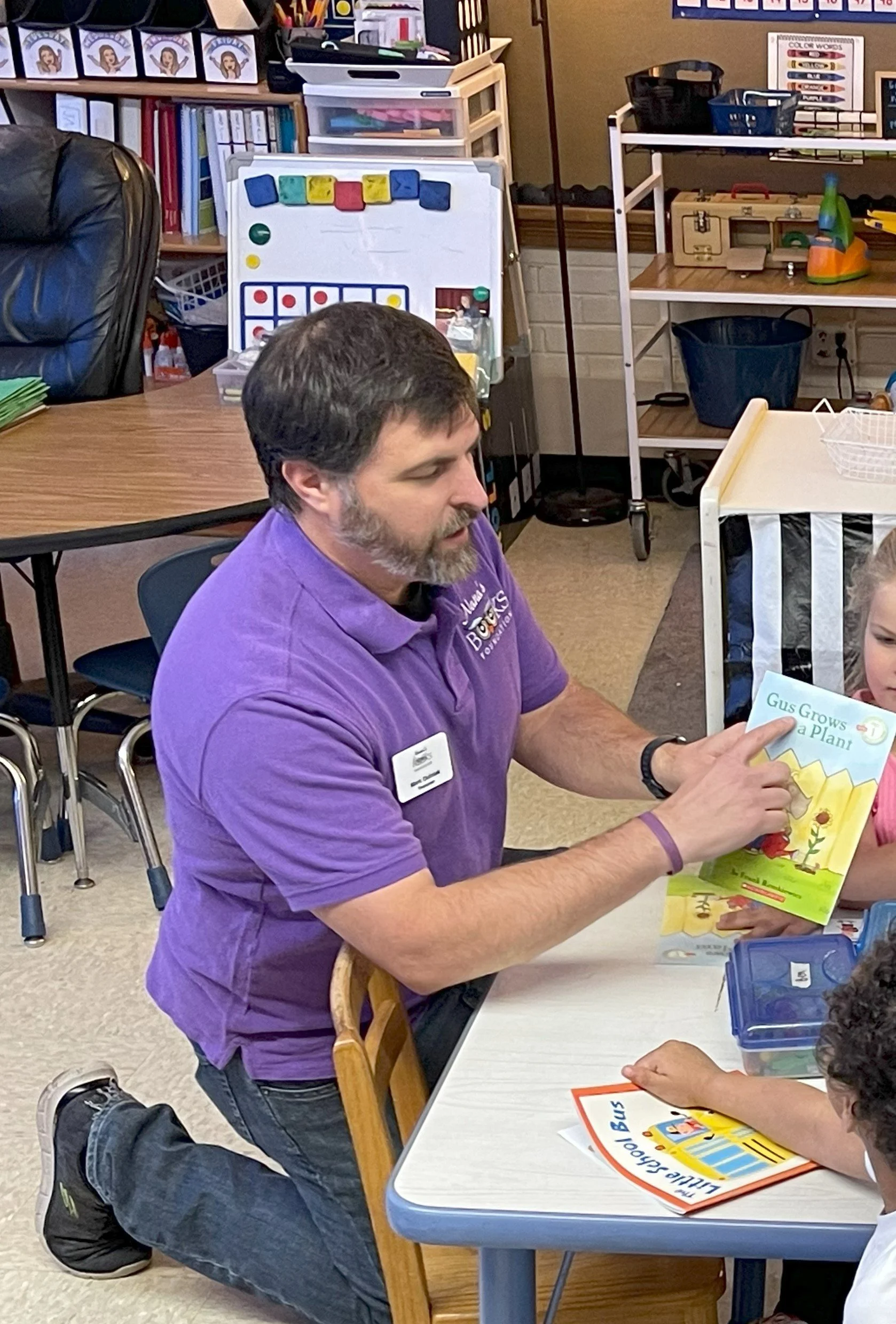 Mark Dulniak reads with kindergarten students during Nana’s Books Foundation’s visit to Mooreland Heights Elementary School.