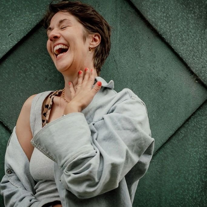 Das Lachen im Sommer ist anders: es ist sorglos, echt und voller Lebensfreude. Es verbindet uns mit der W&auml;rme der Natur und l&auml;sst uns f&uuml;r einen Moment alles um uns herum vergessen. Sommer und Lachen geh&ouml;ren einfach zusammen - beid