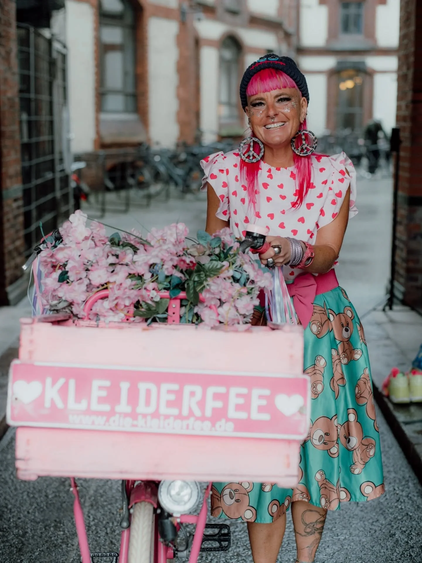 Mit Tini zu shooten, war etwas ganz Besonderes ✨
Sie ist in jedem Moment so echt, so frei, so mutig sie selbst.
Ohne Masken, ohne Zur&uuml;ckhaltung &ndash; einfach Tini. 🌿

Ihre Outfits erz&auml;hlt sie sich selbst zusammen, voller Kreativit&auml;t