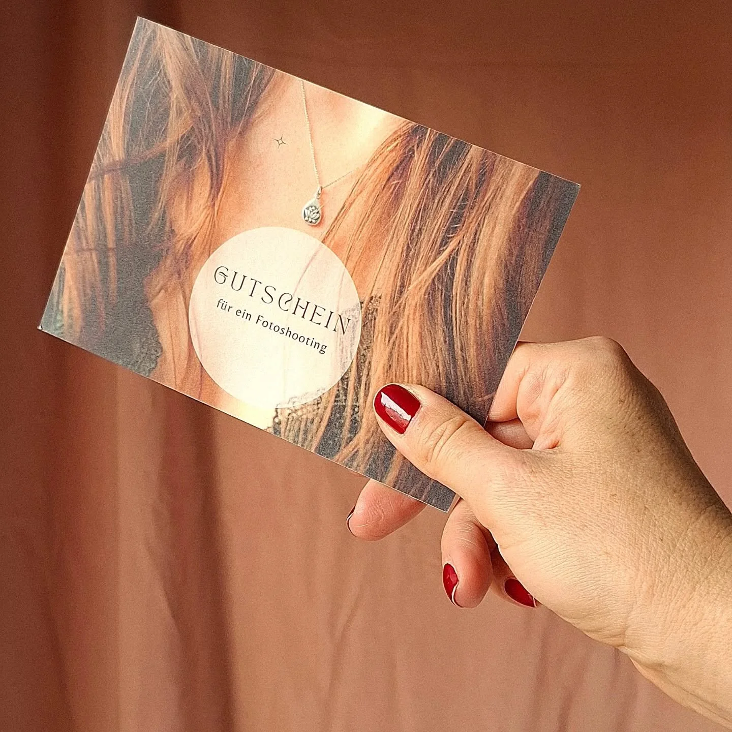 Ein kleines Geschenk mit viel Freude!

EIN GUTSCHEIN f&uuml;r ein Fotoshooting🌟

Ich freue mich wirklich, eure Gutscheine zu verpacken und zu verschicken.
F&uuml;r Weiterentwicklung, f&uuml;r sch&ouml;ne Erinnerungen &ndash;
oder einfach, um jemande