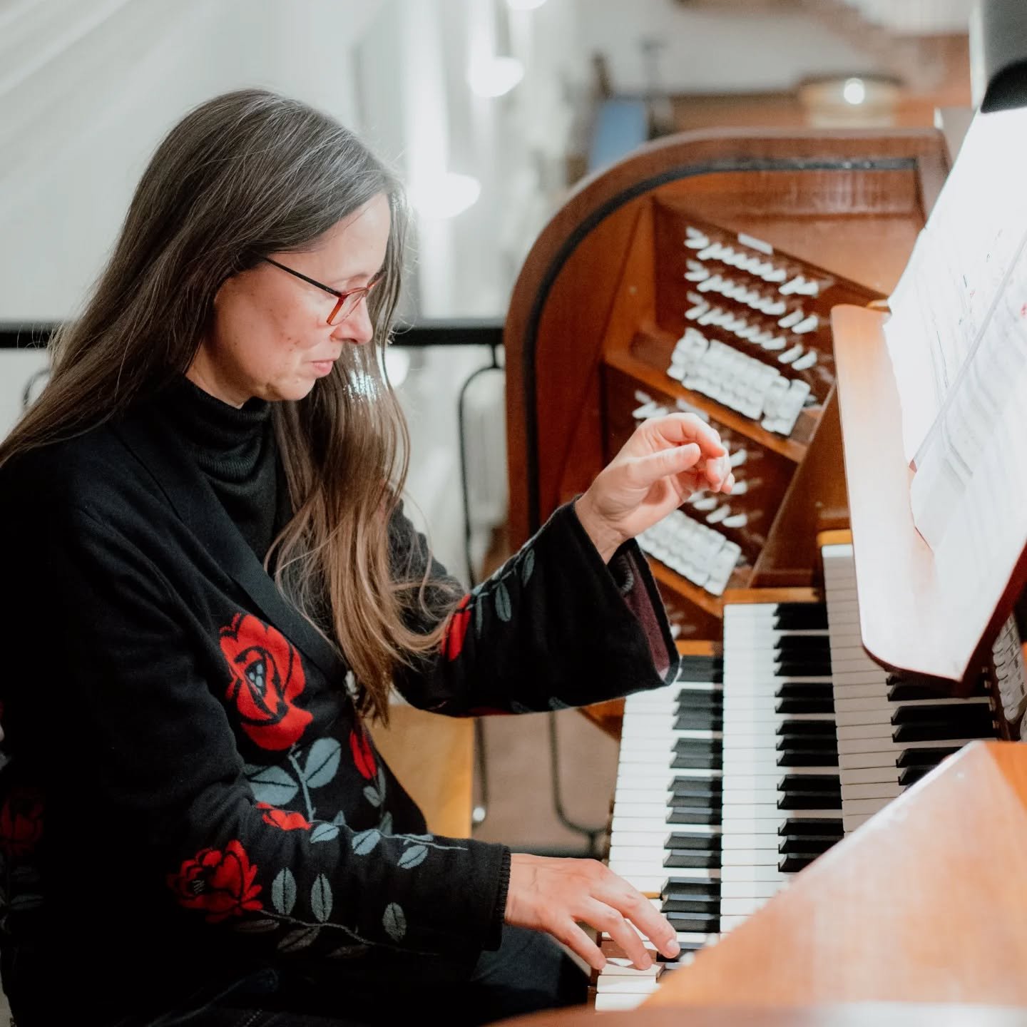 Ich durfte ein Konzert mit wundervollen K&uuml;nstlerinnen in der Kirche fotografieren.
Der Raum war dunkel, geheimnisvoll, fast still &ndash;
und gleichzeitig voller Tiefe, Liebe und Magie.

Zwischen hohen W&auml;nden und sanftem Licht haben sich di