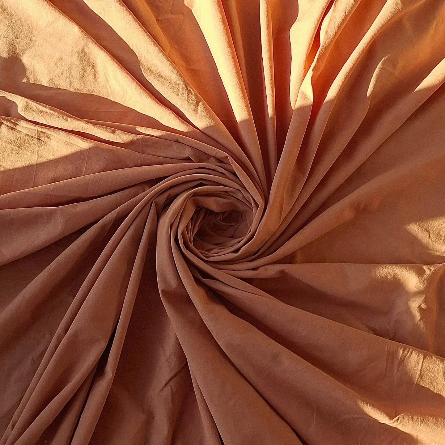 Ich liebe es, mit Stoffen zu arbeiten, weil sie deinen Bildern so viel mehr Tiefe und Gef&uuml;hl geben &ndash; egal ob im Studio, drau&szlig;en oder bei deinen Produkten.

Sag mir, welche Farben du dir noch w&uuml;nschst &ndash; ich bin gespannt auf