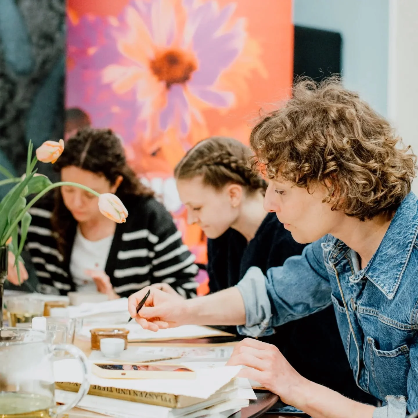 Was f&uuml;r ein zutiefst ber&uuml;hrendes Erlebnis &ndash; ich durfte diesen Workshop fotografisch begleiten und in eine ganz besondere Welt eintauchen. 

Aus zarten, gepressten Bl&uuml;ten sind wundersch&ouml;ne, fast poetische Bilder entstanden. E