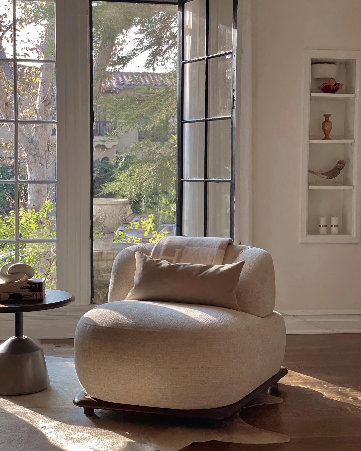 Little extra sunshine in the morning never hurt anyone.⁣ I call these my cloud chairs ☁️☁️ for good reason. I love straight lines in design.. but man do I also love curves. It&rsquo;s never all or nothing. *psst* spot the shofar as decor;)
⁣
⁣
⁣
⁣
⁣
