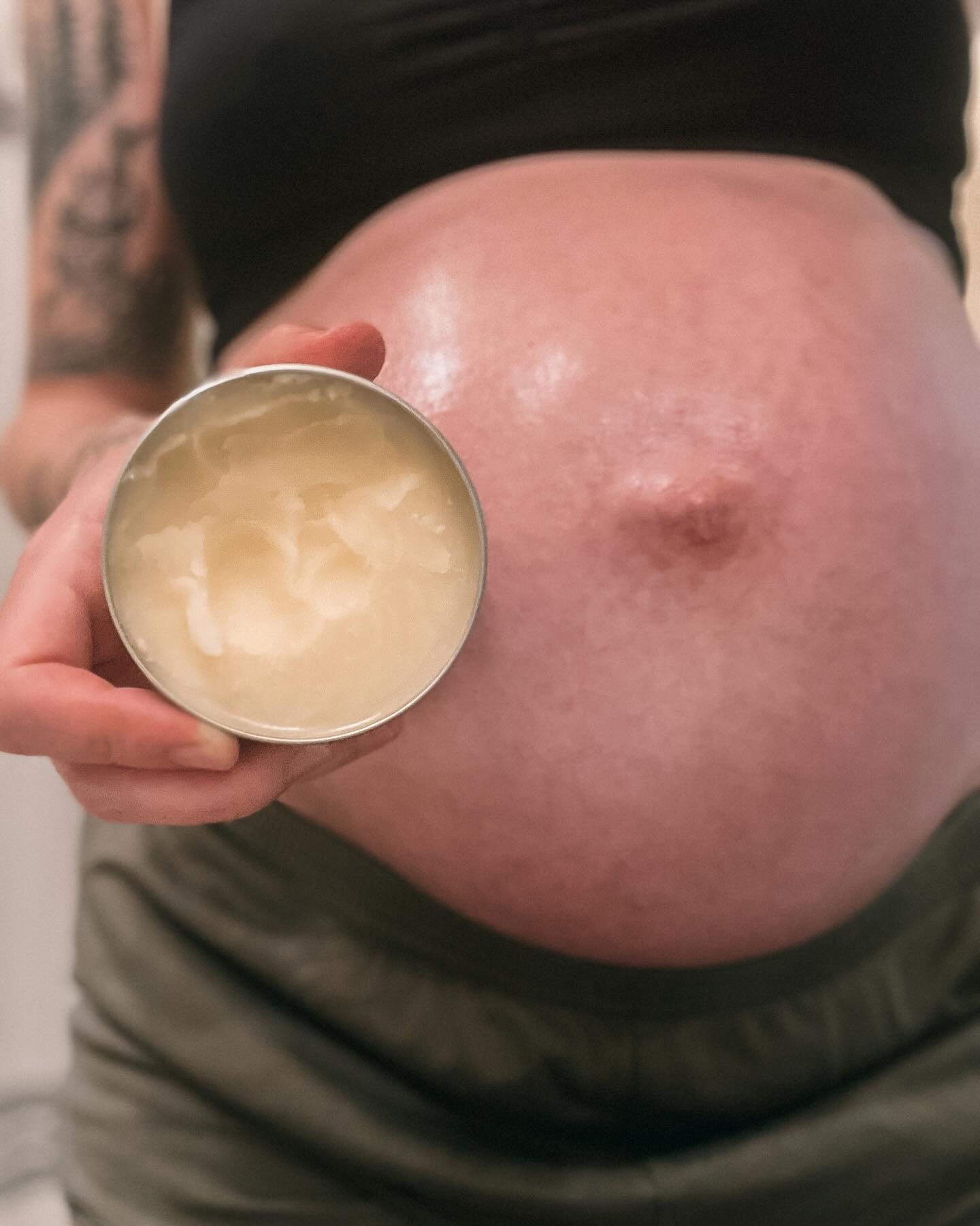 🌼 grass-fed tallow &amp; emu oil balm for the growing baby belly 🐄🤰

➡️ I want to preface this by saying stretch mark prevention isn&rsquo;t necessary a thing. It&rsquo;s dependent on your genetics &amp; sooo many other factors! 
HOWEVER, you can 