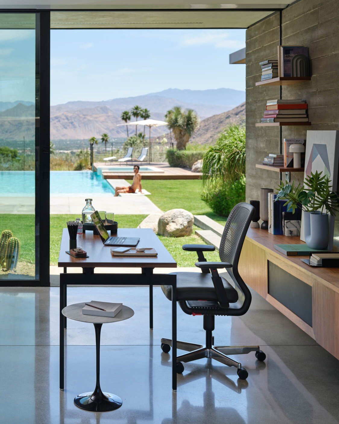 Home Office Envy 🤩

Although we may not be able to give you a view this good- we can absolutely provide the furniture! Knoll Antenna desk paired with a Newson Task chair and Saarinen side table will look beautful in all spaces.

#hubofficefurniture 