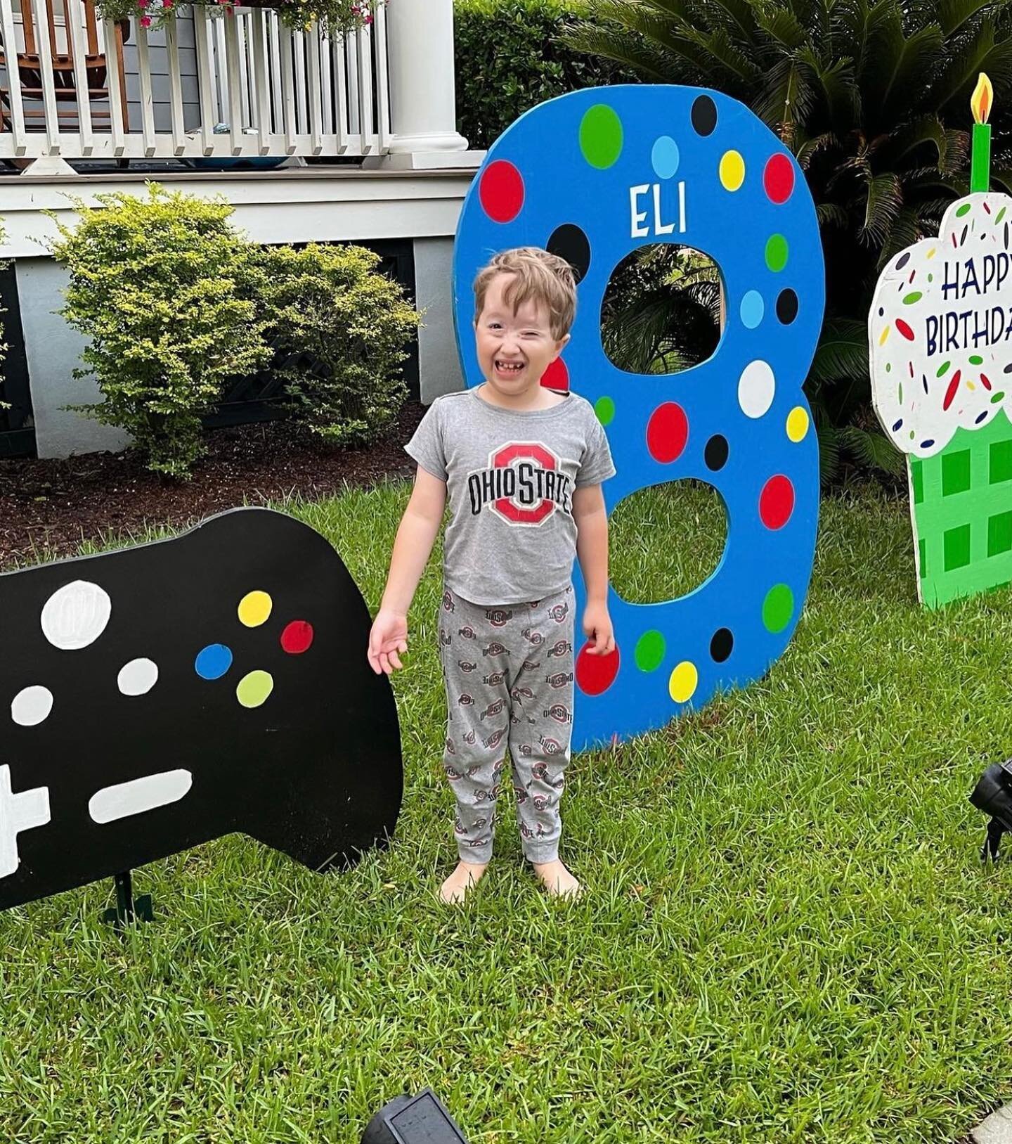 It&rsquo;s great to be  8. We have loved being apart of Eli&rsquo;s birthday tradition.  #6thbirthday #7thbirthday #8thbirthday 

To order click the link in our bio or text 843-345-3501

#sassysignschs #charlestonyardsigns #danielisland #8thbirthday 