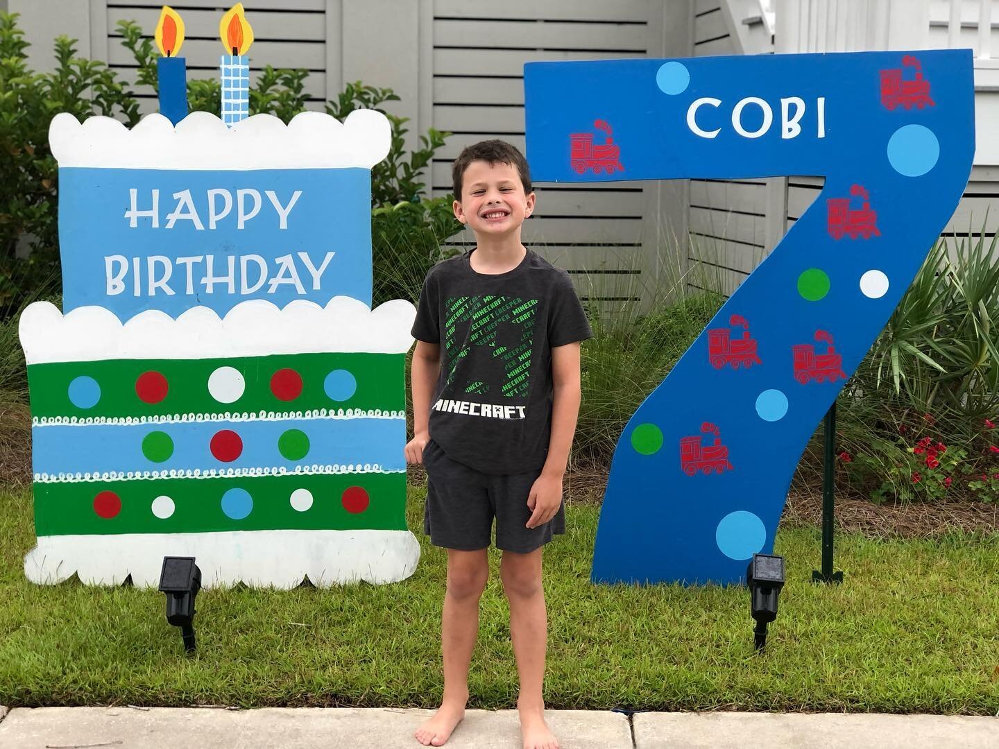 Happy birthday Cobi! This boy loves trains so we added them to the number 7.

To order click the link in our bio or text 843-345-3501

#sassysignschs #trainbirthday #7thbirthday #charlestonyardsigns #danielisland