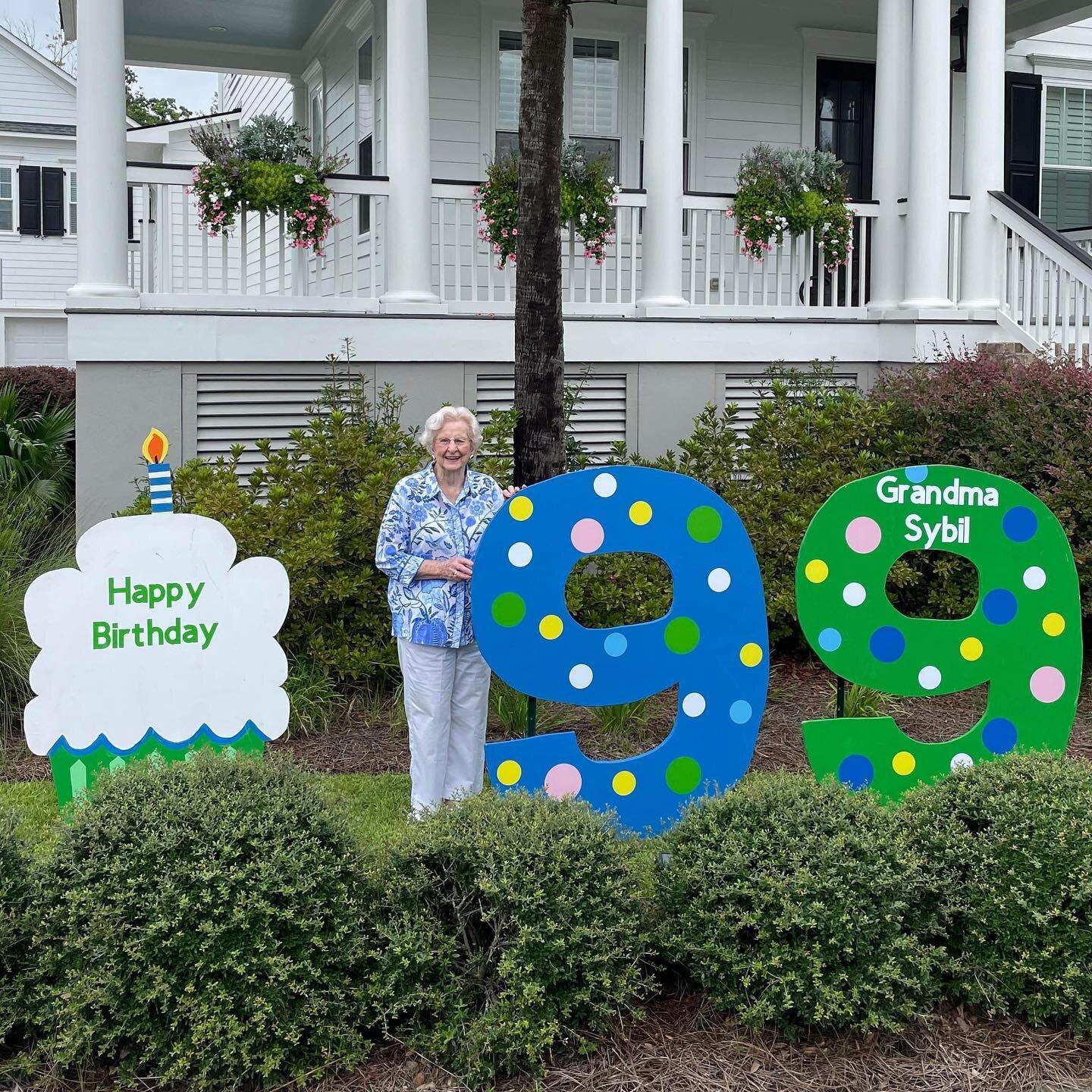 99 looks good on grandma Sybil!

To order click the link in our bio or text 843-345-3501

#sassysignschs #charlestonyardsigns #99thbirthday #grandmasbirthday #birthdayyardsigns