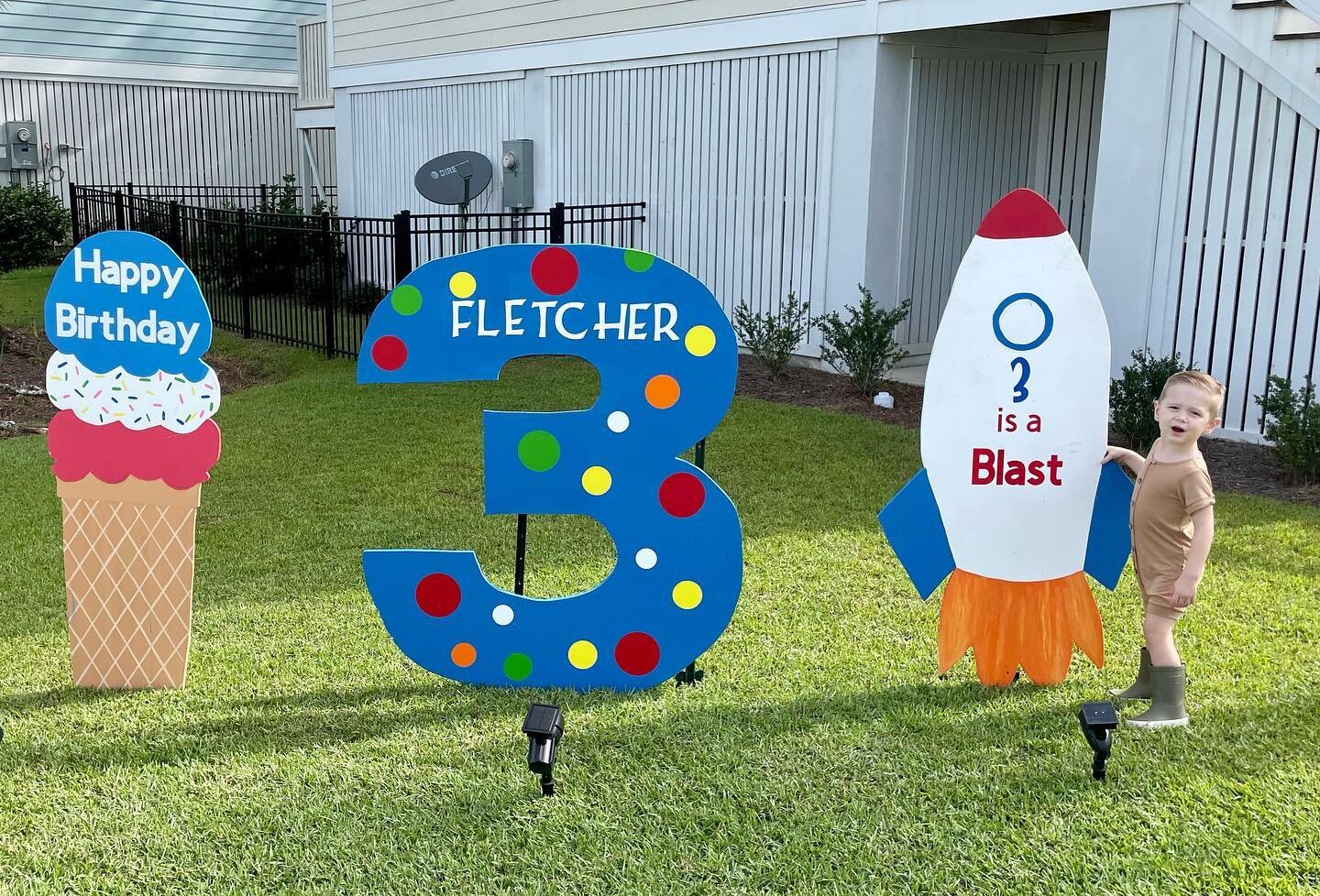 Happy birthday Fletcher! 

To order click the link in our bio or text 843-345-3501

#sassysignschs #charlestonyardsigns #birthdayyardsignscharleston #3rdbirthday #rocketsign #icecreamlover