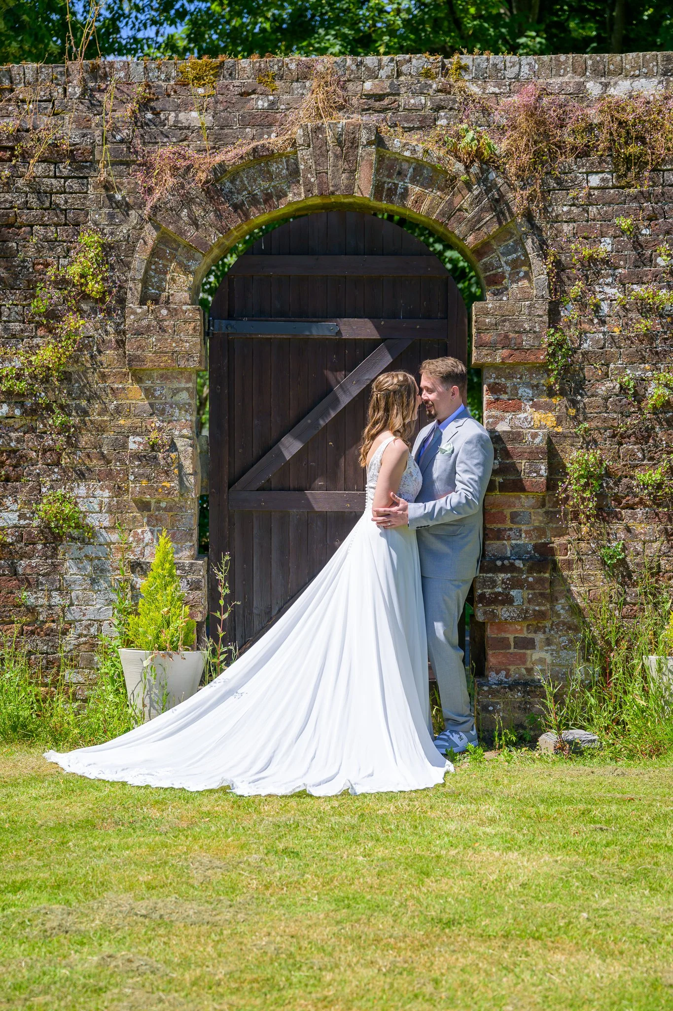 A bride and groom stood in the arch of a doorway
