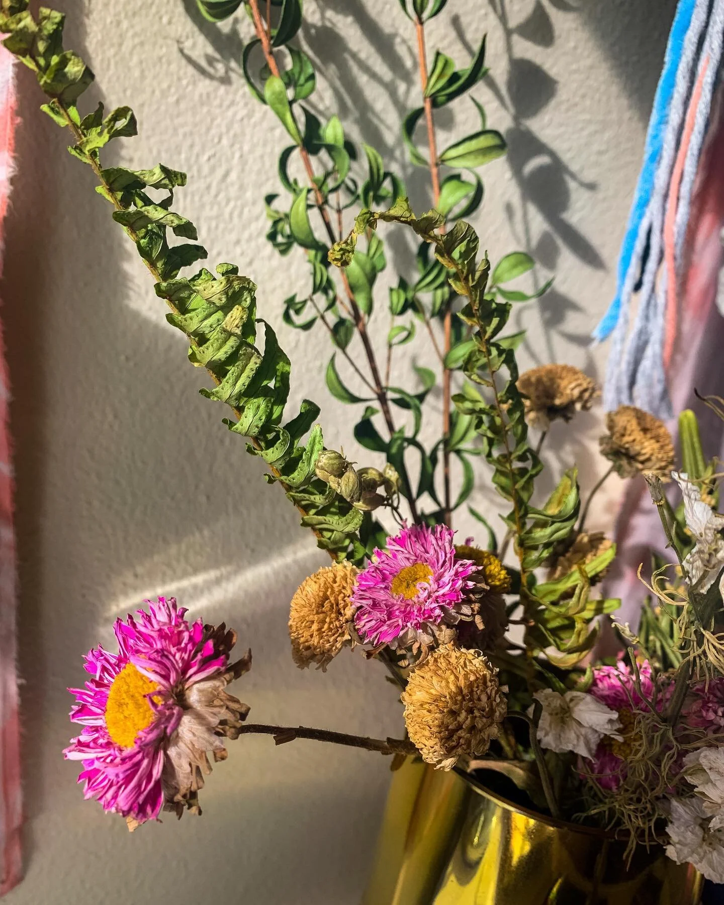 I created / added to my dried floral arrangements with my grandpa flowers 💗 
.
I also created a new #macraweave with the stick originally used to dry the florals, which will be available for sale soon! Stay tuned! 🤗