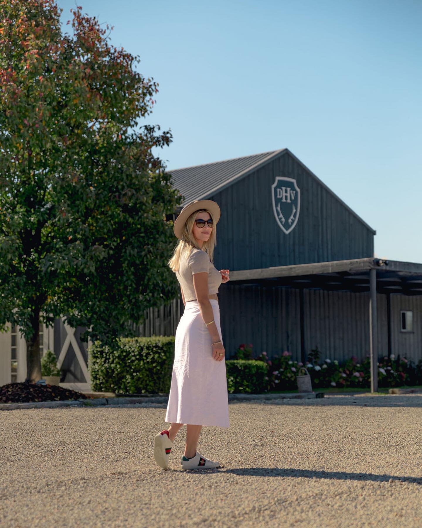 Picture Perfect&hellip;
@ginacartwrightmakeup looking stunning as always&hellip;her backdrop ain&rsquo;t so bad either! Slide across for more&hellip;👌

Both the Stables and the Barnhouse (pictured here) provide beautiful and striking photo moments. 