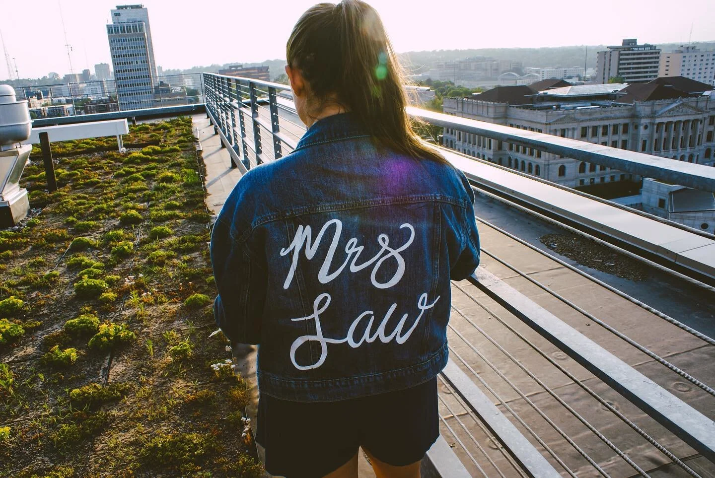 Tiny details for the big moments 💍
.
.
.
#customjeanjacket #paintings #paintedjacket #futuremrs #bridejacket #wearableart