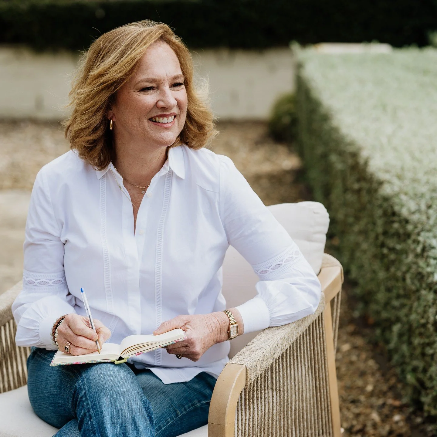 Don't judge a book by its cover... this gorgeous woman is Lynne and she has recently published her first crime novel. A bit chuffed to play a very small part in this new journey for Lynne who previously a lawyer. In her acknowledgments Lynne writes &